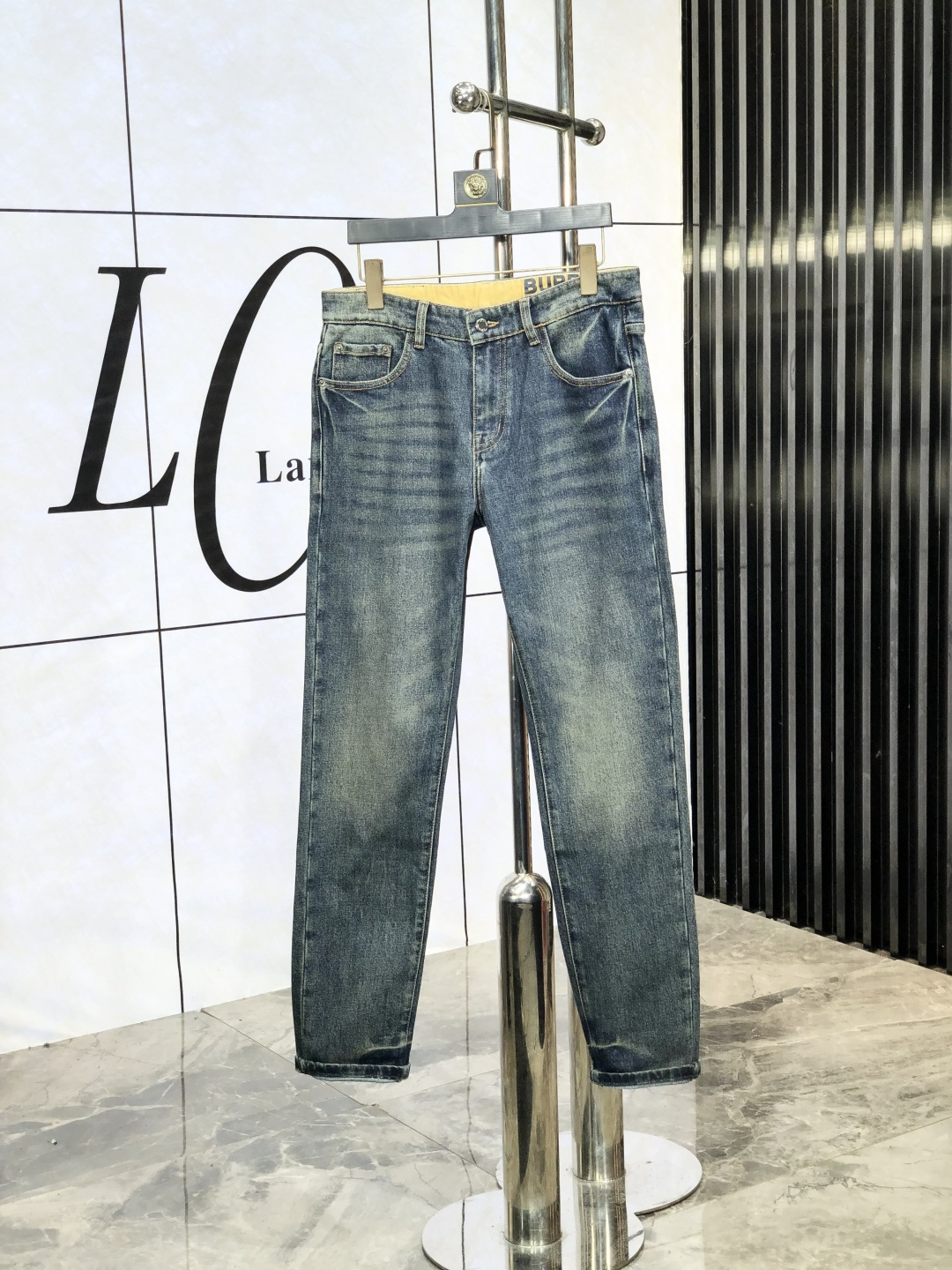 NO:489565,Burberry. The official counter of the autumn and winter new autumn and winter is released simultaneously. The 2025SS autumn and winter new men's casual jeans, original single quality, customized original denim fabric for counter, logo pattern design, original hardware and accessories for b trousers body, three-dimensional and clear, c super trendy and personalized, fashionable and stylish on the upper body!  Trendy men's must-have items, 28-38, burberry, jeans, alexander wang19860909巴宝莉.秋冬新款官网专柜同步发售,2025SS秋冬新品男士休闲牛仔裤,原单品质,专柜定制原版牛仔面料,logo图案设计,b裤身原版五金辅料装饰,立体清晰,c超级潮流个性,上身时尚有型！潮男必备单品 码数28-38,,burberry,jeans,alexander wang,Men's clothing