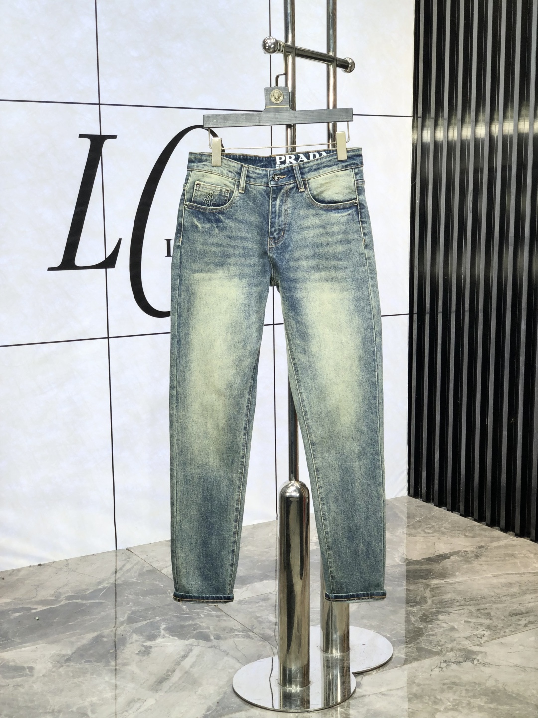 NO:489577,Prada. The official counter of the autumn and winter new autumn and winter is released simultaneously. The 2025SS autumn and winter new men's casual jeans, original single quality, customized original denim fabric for counter, logo pattern design, original hardware and accessories for b trousers body, three-dimensional and clear, c super trendy and personalized, fashionable and stylish on the upper body!  Trendy men's must-have items, number 28-38, prada, jeans, alexander wang19860909普拉达.秋冬新款官网专柜同步发售,2025SS秋冬新品男士休闲牛仔裤,原单品质,专柜定制原版牛仔面料,logo图案设计,b裤身原版五金辅料装饰,立体清晰,c超级潮流个性,上身时尚有型！潮男必备单品 码数28-38,,prada,jeans,alexander wang,Men's clothing