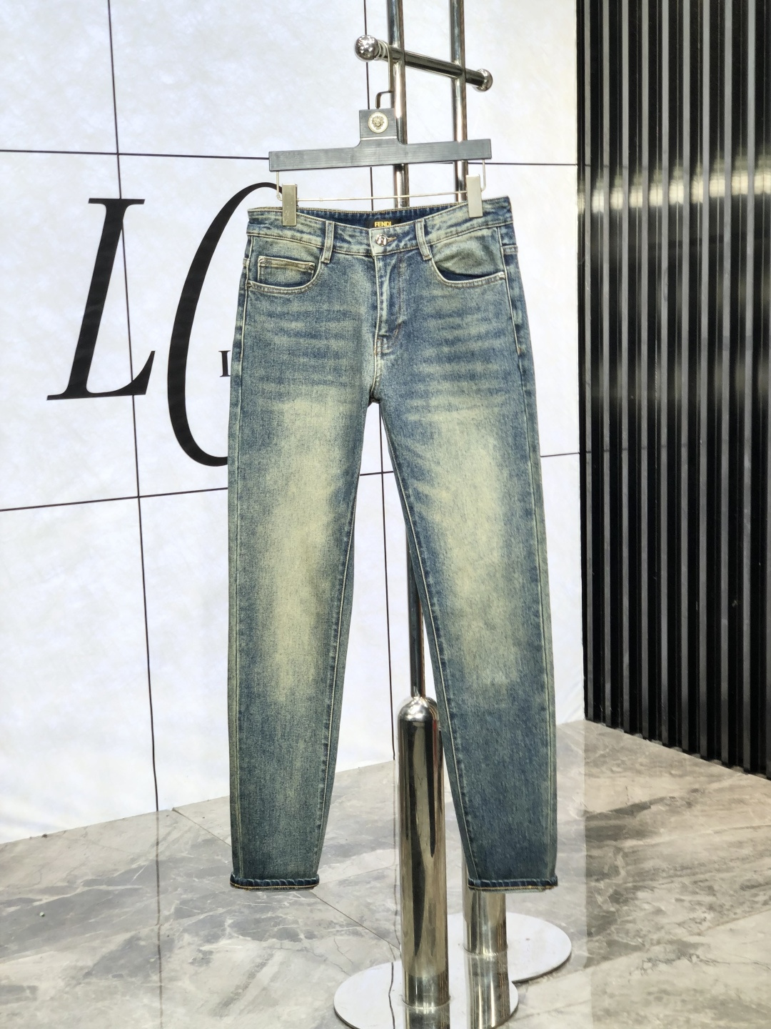 NO:489583,Fendi. The official counter of the autumn and winter new autumn and winter is released simultaneously. The 2025SS autumn and winter new men's casual jeans, original single quality, customized original denim fabric for counter, logo pattern design, original hardware and accessories for b trousers body, three-dimensional and clear, c super trendy and personalized, fashionable and stylish on the upper body!  Trendy men's must-have items, 28-38, fendi, jeans, alexander wang19860909芬迪.秋冬新款官网专柜同步发售,2025SS秋冬新品男士休闲牛仔裤,原单品质,专柜定制原版牛仔面料,logo图案设计,b裤身原版五金辅料装饰,立体清晰,c超级潮流个性,上身时尚有型！潮男必备单品 码数28-38,,fendi,jeans,alexander wang,Men's clothing