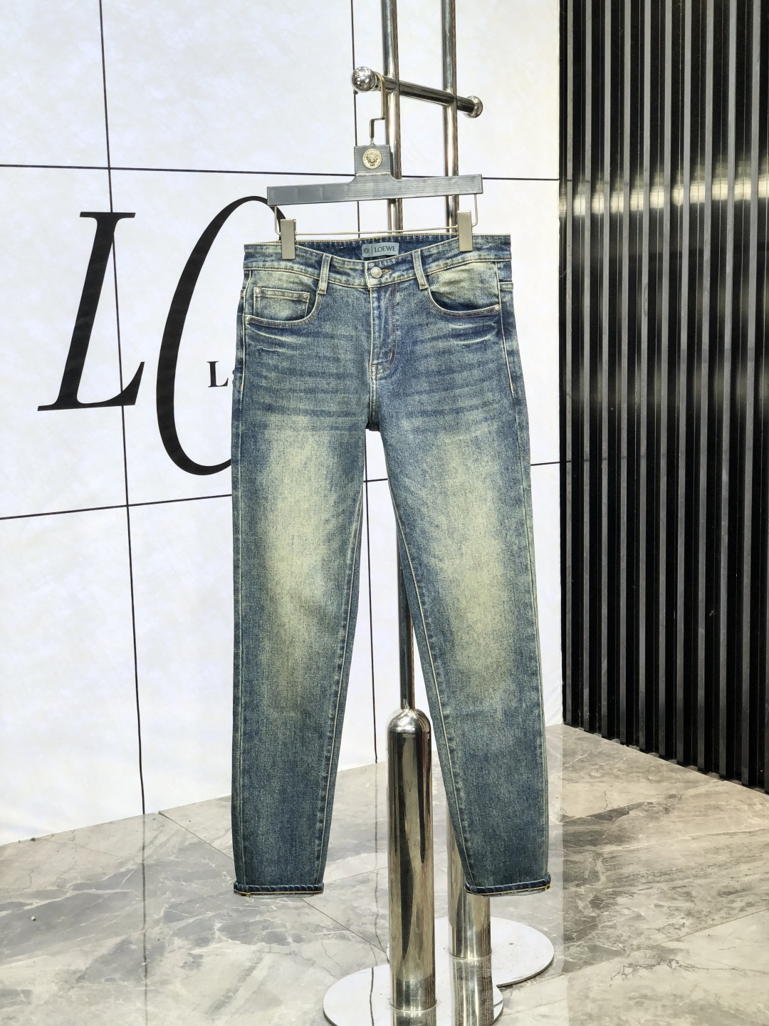 NO:489595,Luo Yiwei. The official counter of the autumn and winter new autumn and winter is released simultaneously. The 2025SS autumn and winter new men's casual jeans, original single quality, customized original denim fabric for counter, logo pattern design, original hardware and accessories for b trousers body, three-dimensional and clear, c super trendy and personalized, fashionable and stylish on the upper body!  Trendy men's must-have items 28-38, loewe, jeans, alexander wang19860909罗意威.秋冬新款官网专柜同步发售,2025SS秋冬新品男士休闲牛仔裤,原单品质,专柜定制原版牛仔面料,logo图案设计,b裤身原版五金辅料装饰,立体清晰,c超级潮流个性,上身时尚有型！潮男必备单品 码数28-38,,loewe,jeans,alexander wang,Men's clothing