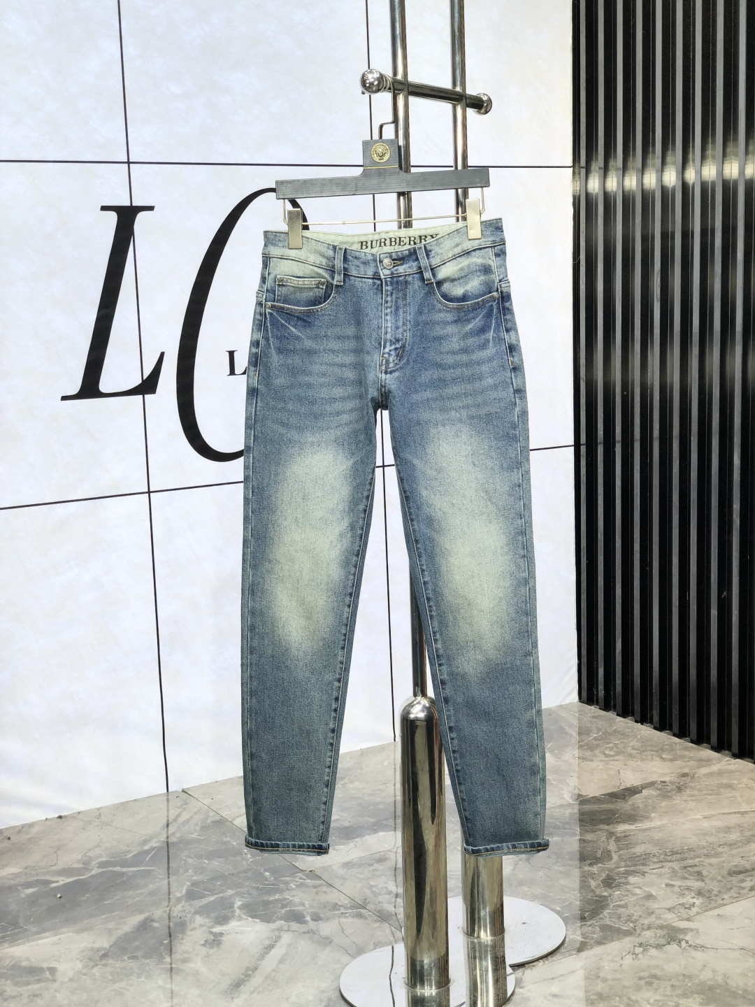 NO:489601,Burberry. The official counter of the autumn and winter new autumn and winter is released simultaneously. The 2025SS autumn and winter new men's casual jeans, original single quality, customized original denim fabric for counter, logo pattern design, original hardware and accessories for b trousers body, three-dimensional and clear, c super trendy and personalized, fashionable and stylish on the upper body!  Trendy men's must-have items, 28-38, burberry, jeans, alexander wang19860909巴宝莉.秋冬新款官网专柜同步发售,2025SS秋冬新品男士休闲牛仔裤,原单品质,专柜定制原版牛仔面料,logo图案设计,b裤身原版五金辅料装饰,立体清晰,c超级潮流个性,上身时尚有型！潮男必备单品 码数28-38,,burberry,jeans,alexander wang,Men's clothing