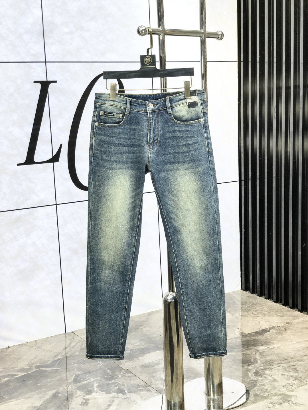 NO:489607,D&G. The official counter of the new autumn and winter styles will be released simultaneously. The 2025SS autumn and winter new men's casual jeans, original single quality, customized original denim fabric for counters, logo pattern design, original hardware and accessories for b trousers, three-dimensional and clear, c super trendy and personalized, fashionable and stylish on the upper body!  Trendy men's must-have items, 28-38, Dolce & Gabbana, jeans, alexander wang19860909D&G .秋冬新款官网专柜同步发售,2025SS秋冬新品男士休闲牛仔裤,原单品质,专柜定制原版牛仔面料,logo图案设计,b裤身原版五金辅料装饰,立体清晰,c超级潮流个性,上身时尚有型！潮男必备单品 码数28-38,,Dolce&Gabbana,jeans,alexander wang,Men's clothing
