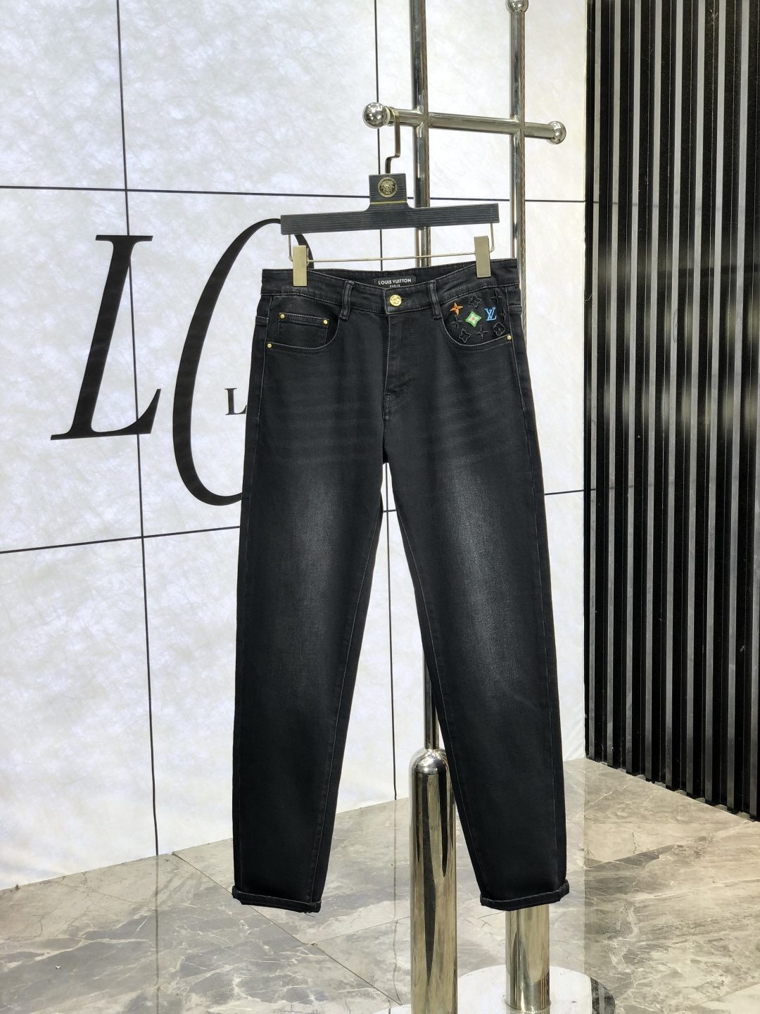 NO:489610,Lv. The official counter of the official website of the autumn and winter is released simultaneously. The 2025SS autumn and winter new products of men's casual jeans, original single quality, customized original denim fabric for counters, logo pattern design, original hardware and accessories for b trousers, three-dimensional and clear, c super trendy and personalized, fashionable and stylish on the upper body!  Trendy men's must-have items 28-38, louis vuitton, jeans, alexander wang19860909Lv.秋冬新款官网专柜同步发售,2025SS秋冬新品男士休闲牛仔裤,原单品质,专柜定制原版牛仔面料,logo图案设计,b裤身原版五金辅料装饰,立体清晰,c超级潮流个性,上身时尚有型！潮男必备单品 码数28-38,,louis vuitton,jeans,alexander wang,Men's clothing