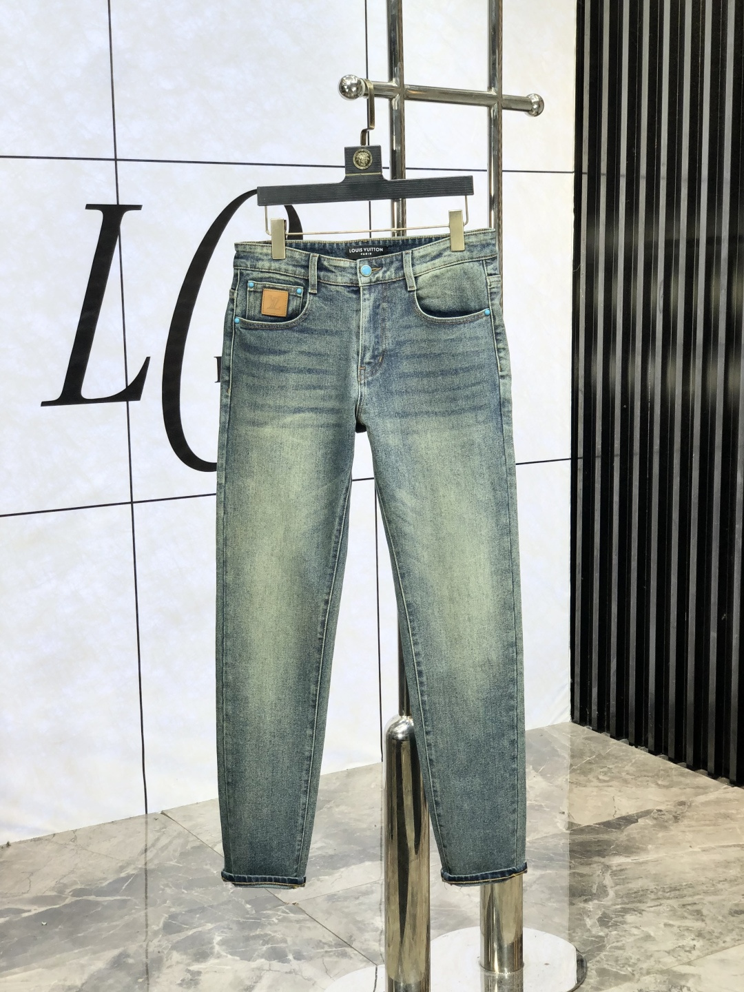 NO:489616,LV. New autumn and winter official counters are available simultaneously, 2025SS autumn and winter new men's casual jeans, original single quality, custom-made original denim fabrics for counters, logo pattern design, original hardware and accessories for b trousers, three-dimensional and clear, c super trendy and individual, fashionable and stylish upper body!  Trendy men's must-have items 28-38, louis vuitton, jeans, alexander wang19860909LV.秋冬新款官网专柜同步发售,2025SS秋冬新品男士休闲牛仔裤,原单品质,专柜定制原版牛仔面料,logo图案设计,b裤身原版五金辅料装饰,立体清晰,c超级潮流个性,上身时尚有型！潮男必备单品 码数28-38,,louis vuitton,jeans,alexander wang,Men's clothing