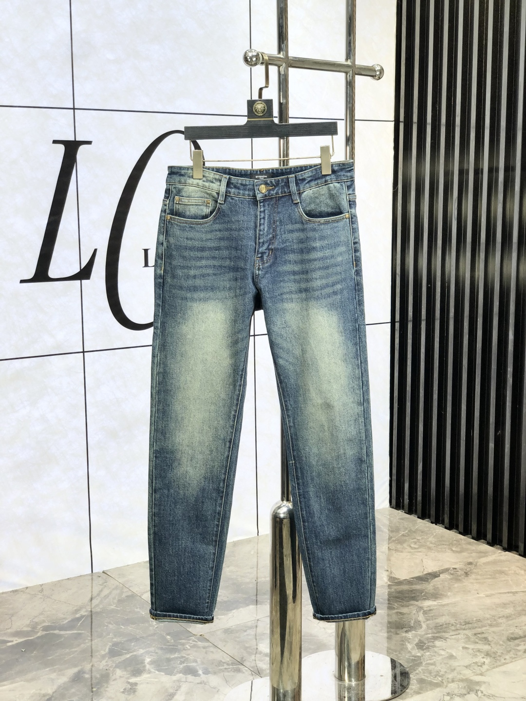 NO:489624,Givenchy. The official counter of the autumn and winter new autumn and winter is released simultaneously. The 2025SS autumn and winter new men's casual jeans, original single quality, customized original denim fabric for counters, logo pattern design, original hardware and accessories for b trousers, three-dimensional and clear, c super trendy and personalized, fashionable and stylish on the upper body!  Trendy men's must-have items, number 28-38, given jeans, alexander wang19860909纪梵希.秋冬新款官网专柜同步发售,2025SS秋冬新品男士休闲牛仔裤,原单品质,专柜定制原版牛仔面料,logo图案设计,b裤身原版五金辅料装饰,立体清晰,c超级潮流个性,上身时尚有型！潮男必备单品 码数28-38,,givenchy,jeans,alexander wang,Men's clothing