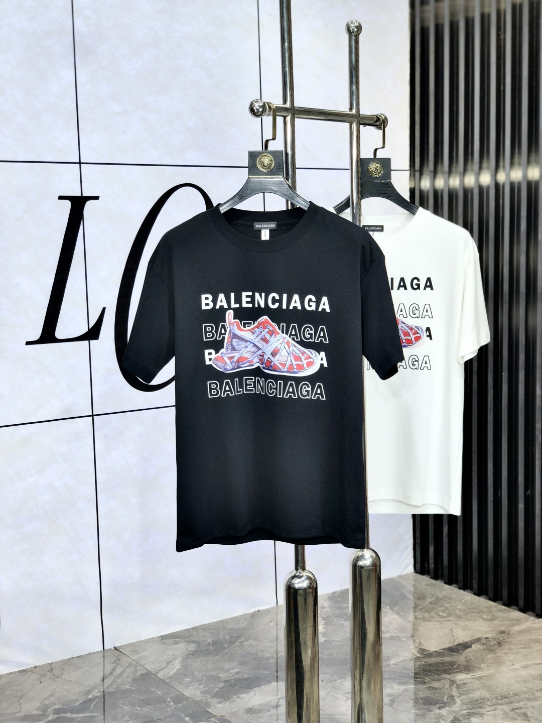 NO:492650,.Balenciaga. 2025 spring and summer new short-sleeved style. Fashionable and versatile. Hot custom imported European cotton fabric, high-density cotton material, h chest craft logo logo pattern, m feels super soft and delicate, skin-friendly and comfortable to wear, high-end boutique, fine-looking upper body is very good, a must-have item for men. Size m-3xL.m wears 175/130,,balenciaga, T-shirt,alexander wang19860909.巴黎世家.2025春夏新款短袖.时尚百搭 爆款定制进口欧棉面料,高密度棉质材质,h胸前工艺logo标志图案,m手感超柔软细腻 穿着亲肤舒适 高端精品 精细做上身非常赞 男士必备单品.尺码 m-3xL.m穿175/130,,balenciaga,T-shirt,alexander wang,Men's clothing