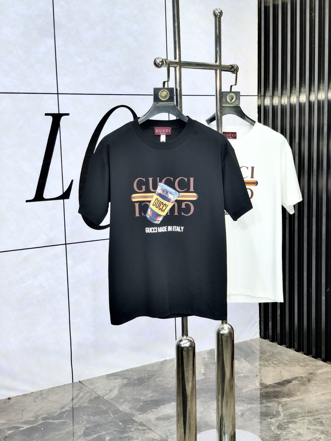 NO:492655,.Gucci .2025 spring and summer new short-sleeved style. Fashionable and versatile. Hot custom imported European cotton fabric, high-density cotton material, h chest craft logo logo pattern, m feels super soft and delicate, skin-friendly and comfortable to wear, high-end boutique, fine-looking upper body is very good, a must-have item for men. Size m-3xL.m wears 175/130,,gucci, T-shirt, alexander wang19860909.Gucci .2025春夏新款短袖.时尚百搭 爆款定制进口欧棉面料,高密度棉质材质,h胸前工艺logo标志图案,m手感超柔软细腻 穿着亲肤舒适 高端精品 精细做上身非常赞 男士必备单品.尺码 m-3xL.m穿175/130,,gucci,T-shirt,alexander wang,Men's clothing