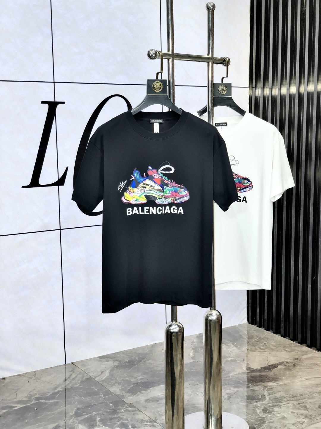 NO:492660,.Balenciaga. 2025 spring and summer new short-sleeved style. Fashionable and versatile. Hot custom imported European cotton fabric, high-density cotton material, h chest craft logo logo pattern, m feels super soft and delicate, skin-friendly and comfortable to wear, high-end boutique, fine-looking upper body is very good, a must-have item for men. Size m-3xL.m wears 175/130,,balenciaga, T-shirt,alexander wang19860909.巴黎世家.2025春夏新款短袖.时尚百搭 爆款定制进口欧棉面料,高密度棉质材质,h胸前工艺logo标志图案,m手感超柔软细腻 穿着亲肤舒适 高端精品 精细做上身非常赞 男士必备单品.尺码 m-3xL.m穿175/130,,balenciaga,T-shirt,alexander wang,Men's clothing