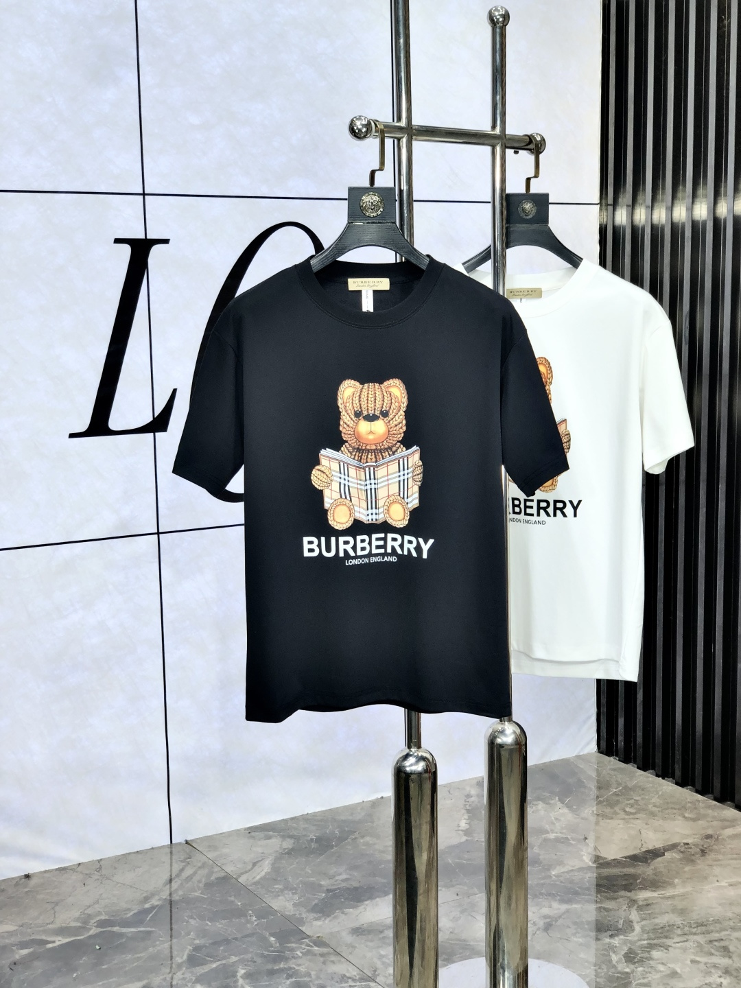 NO:492664,.Burberry. 2025 spring and summer new short-sleeved style. Fashionable and versatile. Hot custom imported European cotton fabric, high-density cotton material, h chest craft logo logo pattern, m feels super soft and delicate, skin-friendly and comfortable to wear, high-end boutique, fine-looking upper body is very good, a must-have item for men. Size m-3xL.m wears 175/130, burberry, T-shirt, alexander wang19860909.巴宝莉.2025春夏新款短袖.时尚百搭 爆款定制进口欧棉面料,高密度棉质材质,h胸前工艺logo标志图案,m手感超柔软细腻 穿着亲肤舒适 高端精品 精细做上身非常赞 男士必备单品.尺码 m-3xL.m穿175/130,,burberry,T-shirt,alexander wang,Men's clothing