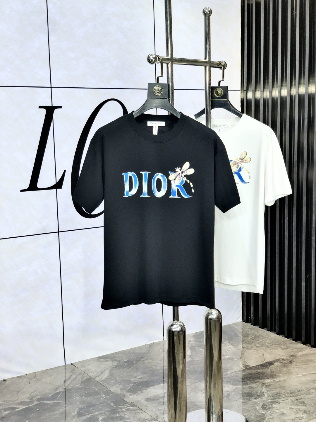 NO:492667,.Dior .2025 spring and summer new short-sleeved style. Fashionable and versatile. Hot custom imported European cotton fabric, high-density cotton material, h chest craft logo logo pattern, m feels super soft and delicate, skin-friendly and comfortable to wear, high-end boutique, fine-looking upper body is very good, a must-have item for men. Size m-3xL.m wears 175/130,,dior,T-shirt,alexander wang19860909.Dior .2025春夏新款短袖.时尚百搭 爆款定制进口欧棉面料,高密度棉质材质,h胸前工艺logo标志图案,m手感超柔软细腻 穿着亲肤舒适 高端精品 精细做上身非常赞 男士必备单品.尺码 m-3xL.m穿175/130,,dior,T-shirt,alexander wang,Men's clothing