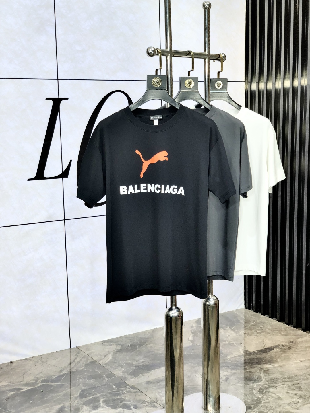 NO:492672,.Balenciaga. 2025 spring and summer new short-sleeved style. Fashionable and versatile. Hot custom imported European cotton fabric, high-density cotton material, h chest craft logo logo pattern, m feels super soft and delicate, skin-friendly and comfortable to wear, high-end boutique, fine-looking upper body is very good, a must-have item for men. Size m-3xL.m wears 175/130,,balenciaga, T-shirt,alexander wang19860909.巴黎世家.2025春夏新款短袖.时尚百搭 爆款定制进口欧棉面料,高密度棉质材质,h胸前工艺logo标志图案,m手感超柔软细腻 穿着亲肤舒适 高端精品 精细做上身非常赞 男士必备单品.尺码 m-3xL.m穿175/130,,balenciaga,T-shirt,alexander wang,Men's clothing