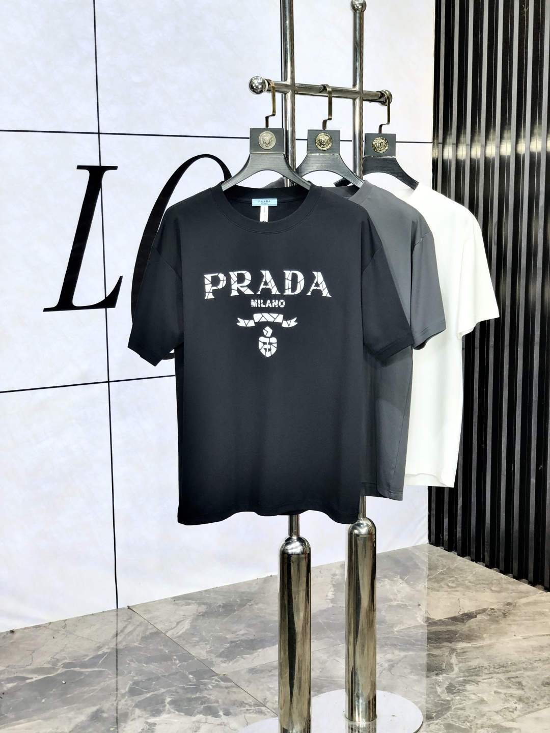 NO:492677,.Prada. 2025 spring and summer new short-sleeved style. Fashionable and versatile. Hot custom imported European cotton fabric, high-density cotton material, h chest craft logo logo pattern, m feels super soft and delicate, skin-friendly and comfortable to wear, high-end boutique, fine-looking upper body is very good, a must-have item for men. Size m-3xL.m wears 175/130,,prada,T-shirt,alexander wang19860909.普拉达.2025春夏新款短袖.时尚百搭 爆款定制进口欧棉面料,高密度棉质材质,h胸前工艺logo标志图案,m手感超柔软细腻 穿着亲肤舒适 高端精品 精细做上身非常赞 男士必备单品.尺码 m-3xL.m穿175/130,,prada,T-shirt,alexander wang,Men's clothing