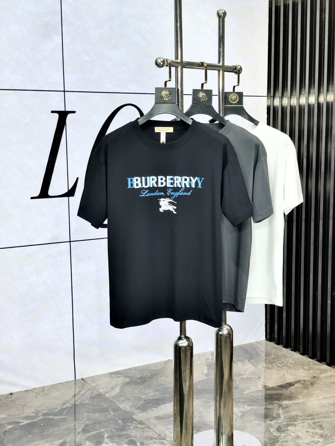 NO:492680,.Burberry. 2025 spring and summer new short-sleeved style. Fashionable and versatile. Hot custom imported European cotton fabric, high-density cotton material, h chest craft logo logo pattern, m feels super soft and delicate, skin-friendly and comfortable to wear, high-end boutique, fine-looking upper body is very good, a must-have item for men. Size m-3xL.m wears 175/130, burberry, T-shirt, alexander wang19860909.巴宝莉.2025春夏新款短袖.时尚百搭 爆款定制进口欧棉面料,高密度棉质材质,h胸前工艺logo标志图案,m手感超柔软细腻 穿着亲肤舒适 高端精品 精细做上身非常赞 男士必备单品.尺码 m-3xL.m穿175/130,,burberry,T-shirt,alexander wang,Men's clothing