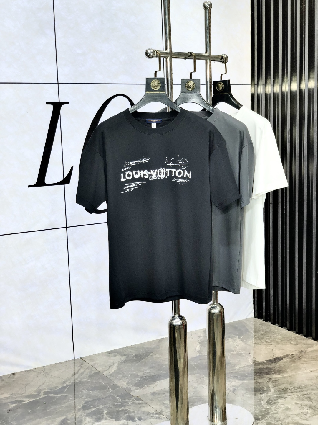 NO:492685,.Lv. 2025 spring and summer new short-sleeved style. Fashionable and versatile. Hot custom imported European cotton fabric, high-density cotton material, h chest craft logo logo pattern, m feels super soft and delicate, skin-friendly and comfortable to wear, high-end boutique, fine-looking upper body is very good, a must-have item for men. Size m-3xL.m wears 175/130,,louis vuitton, T-shirt, alexander wang19860909.Lv.2025春夏新款短袖.时尚百搭 爆款定制进口欧棉面料,高密度棉质材质,h胸前工艺logo标志图案,m手感超柔软细腻 穿着亲肤舒适 高端精品 精细做上身非常赞 男士必备单品.尺码 m-3xL.m穿175/130,,louis vuitton,T-shirt,alexander wang,Men's clothing