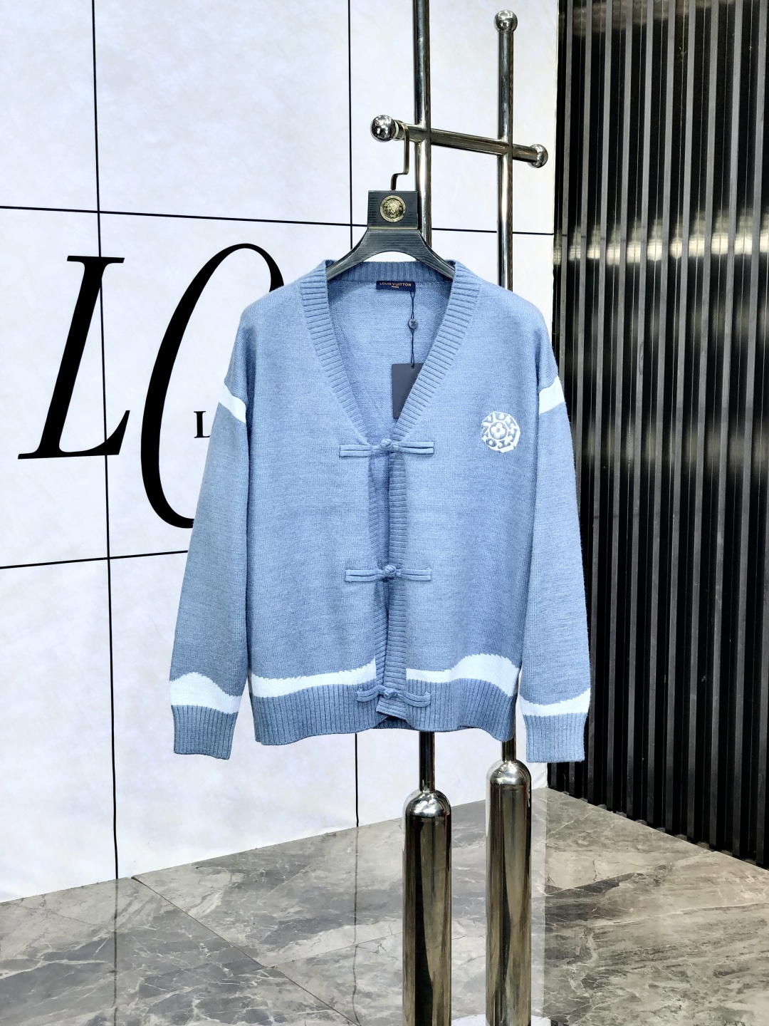 NO:501164,.Lv.2025ss autumn and winter new product soft round neck wool sweater, exclusive design!  A sweater with super smooth lines that are in line with the aesthetic tone. The most basic style is in a minimalist and low-key luxury style. The simpler the item in the fashion industry, the easier it is to show a high-end and fashionable feeling. The customer-supplied wool knitted blended fabric has a soft and comfortable touch, excellent skin-friendly and fashionable style, which is a must-have item!  Counter code m-3xL .m wear 175/130 catties. placing an order to report height and weight, louis vuitton, sweaters, alexander wang19860909.Lv.2025ss秋冬新品 柔软圆领羊毛针织衫,设计独家呈现！含30羊毛.70棉超级流畅线条感极符合美学基调的一款毛衣,最基础的款式以极简低调的奢华风格,在时尚界越简单的单品,越极易彰显出高级时髦感,客供羊毛针织混纺面料,触感柔软舒适,亲肤性极佳,极具减龄时髦款式,必入单品！专柜码数m-3xL .m穿175/130斤.下单报身高体重,,louis vuitton,sweaters,alexander wang,Men's clothing