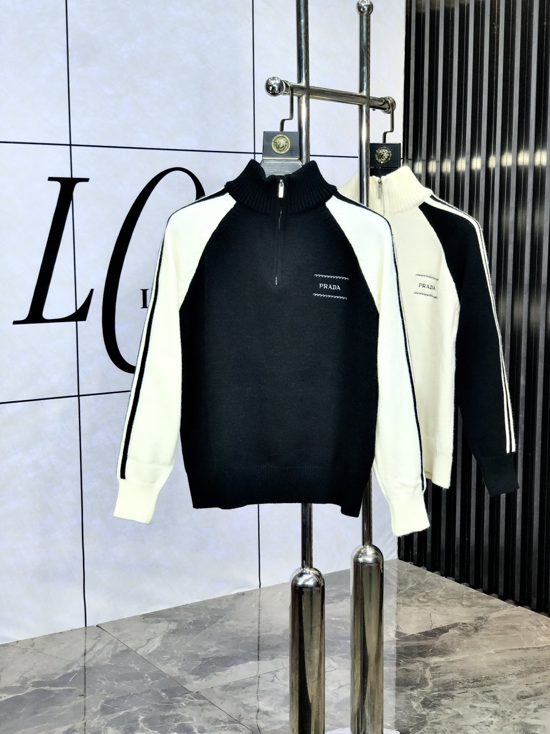 NO:501170,.Prada. 2025ss Autumn and Winter New Product Soft round-neck wool sweater, exclusive design!  A sweater with super smooth lines that are in line with the aesthetic tone. The most basic style is in a minimalist and low-key luxury style. The simpler the item in the fashion industry, the easier it is to show a high-end and fashionable feeling. The customer-supplied wool knitted blended fabric has a soft and comfortable touch, excellent skin-friendly and fashionable style, which is a must-have item!  Counter code m-3xL .m wear 175/130 catties. placing an order to report height and weight, prada, sweaters, alexander wang19860909.普拉达.2025ss秋冬新品 柔软圆领羊毛针织衫,设计独家呈现！含30羊毛.70棉超级流畅线条感极符合美学基调的一款毛衣,最基础的款式以极简低调的奢华风格,在时尚界越简单的单品,越极易彰显出高级时髦感,客供羊毛针织混纺面料,触感柔软舒适,亲肤性极佳,极具减龄时髦款式,必入单品！专柜码数m-3xL .m穿175/130斤.下单报身高体重,,prada,sweaters,alexander wang,Men's clothing