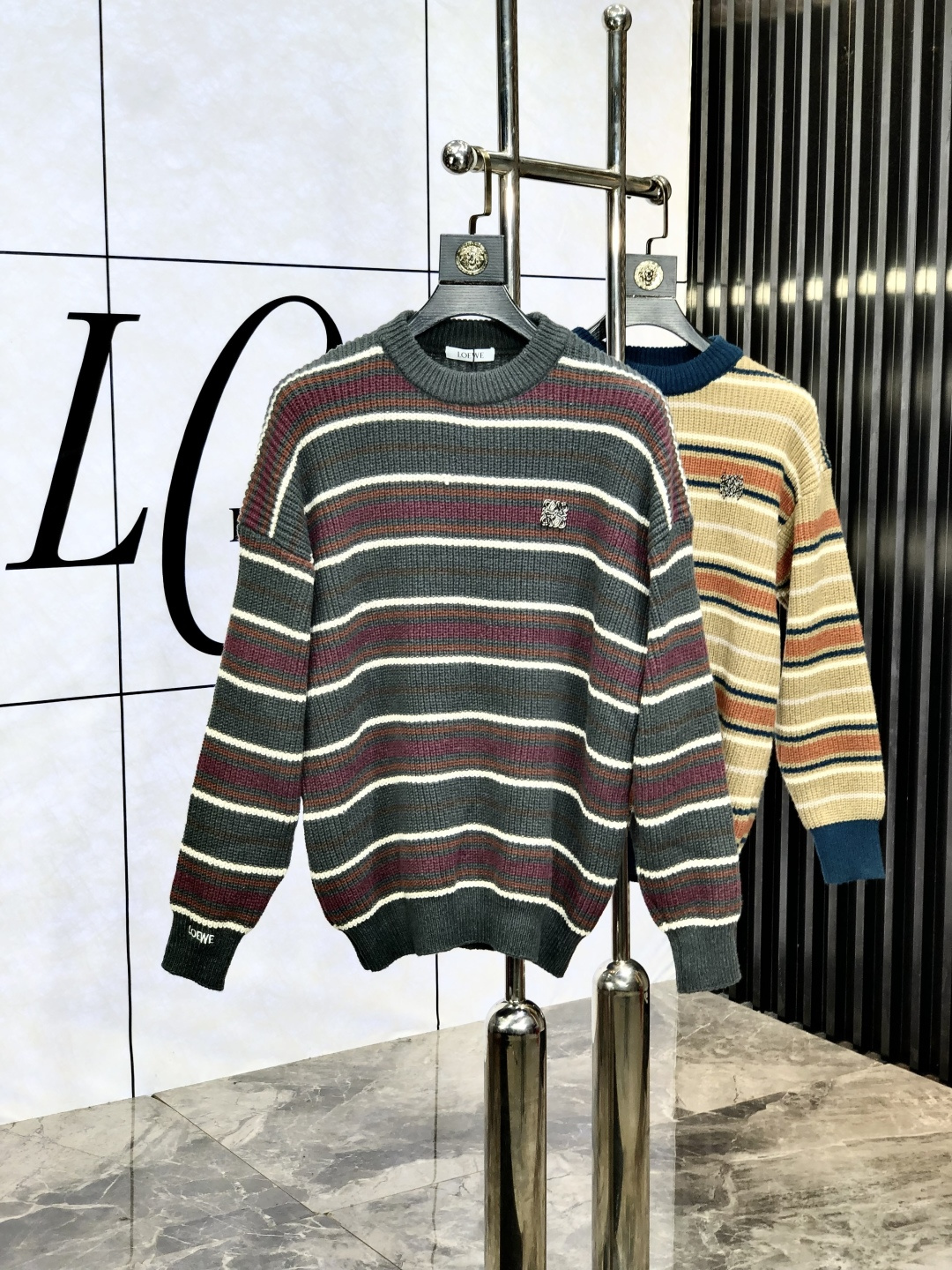 NO:501176,.Luo Yiwei. 2025ss autumn and winter new product, soft round-neck wool sweater, exclusive design!  A sweater with super smooth lines that are in line with the aesthetic tone. The most basic style is in a minimalist and low-key luxury style. The simpler the item in the fashion industry, the easier it is to show a high-end and fashionable feeling. The customer-supplied wool knitted blended fabric has a soft and comfortable touch, excellent skin-friendly and fashionable style, which is a must-have item!  Counter code m-3xL .m wear 175/130 catties. placing an order to report height and weight, loewe, sweaters, alexander wang19860909.罗意威.2025ss秋冬新品 柔软圆领羊毛针织衫,设计独家呈现！含30羊毛.70棉超级流畅线条感极符合美学基调的一款毛衣,最基础的款式以极简低调的奢华风格,在时尚界越简单的单品,越极易彰显出高级时髦感,客供羊毛针织混纺面料,触感柔软舒适,亲肤性极佳,极具减龄时髦款式,必入单品！专柜码数m-3xL .m穿175/130斤.下单报身高体重,,loewe,sweaters,alexander wang,Men's clothing