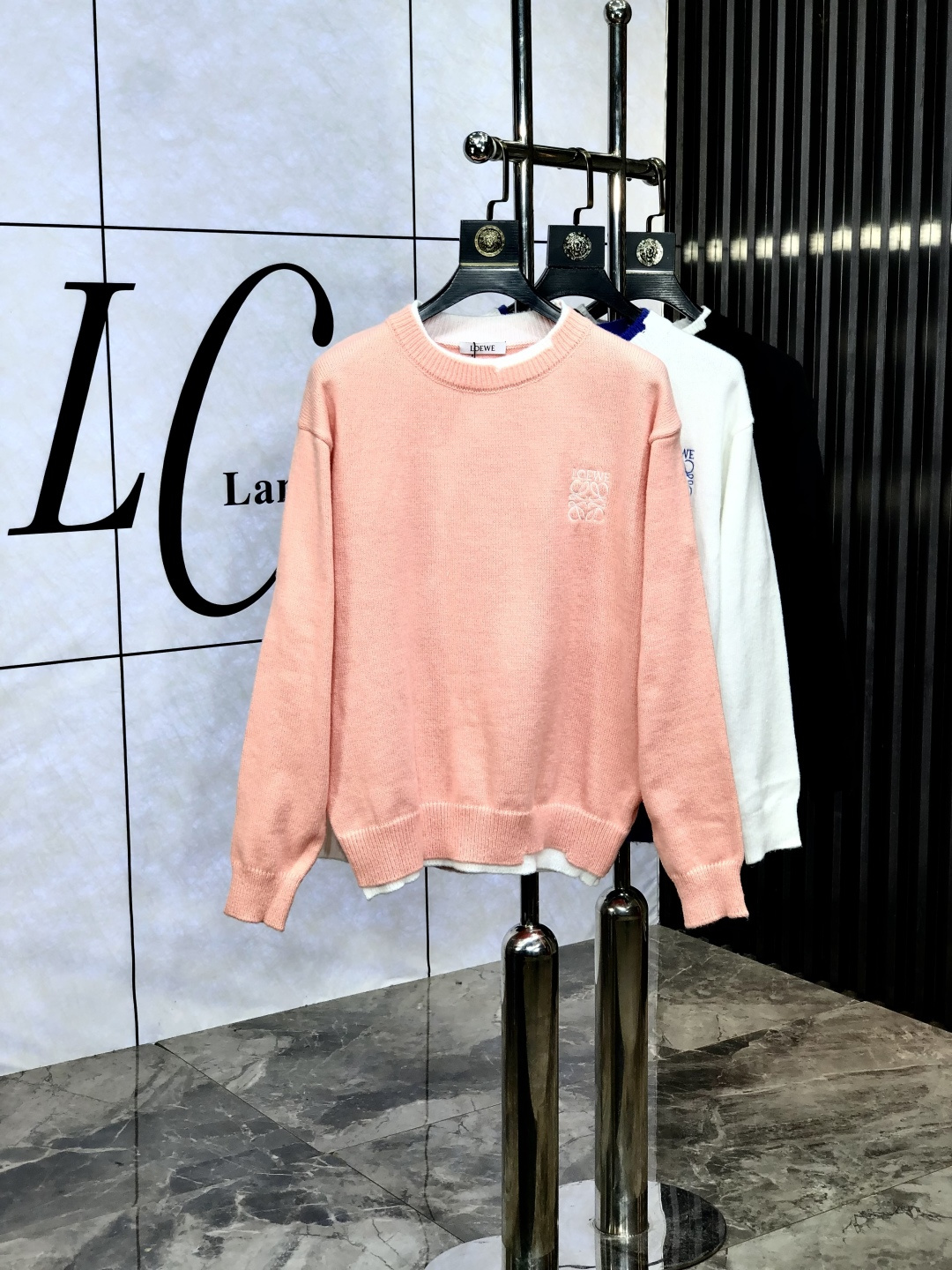 NO:501184,.Luo Yiwei. 2025ss autumn and winter new product, soft round-neck wool sweater, exclusive design!  A sweater with super smooth lines that are in line with the aesthetic tone. The most basic style is in a minimalist and low-key luxury style. The simpler the item in the fashion industry, the easier it is to show a high-end and fashionable feeling. The customer-supplied wool knitted blended fabric has a soft and comfortable touch, excellent skin-friendly and fashionable style, which is a must-have item!  Counter code m-3xL .m wear 175/130 catties. placing an order to report height and weight, loewe, sweaters, alexander wang19860909.罗意威.2025ss秋冬新品 柔软圆领羊毛针织衫,设计独家呈现！含30羊毛.70棉超级流畅线条感极符合美学基调的一款毛衣,最基础的款式以极简低调的奢华风格,在时尚界越简单的单品,越极易彰显出高级时髦感,客供羊毛针织混纺面料,触感柔软舒适,亲肤性极佳,极具减龄时髦款式,必入单品！专柜码数m-3xL .m穿175/130斤.下单报身高体重,,loewe,sweaters,alexander wang,Men's clothing