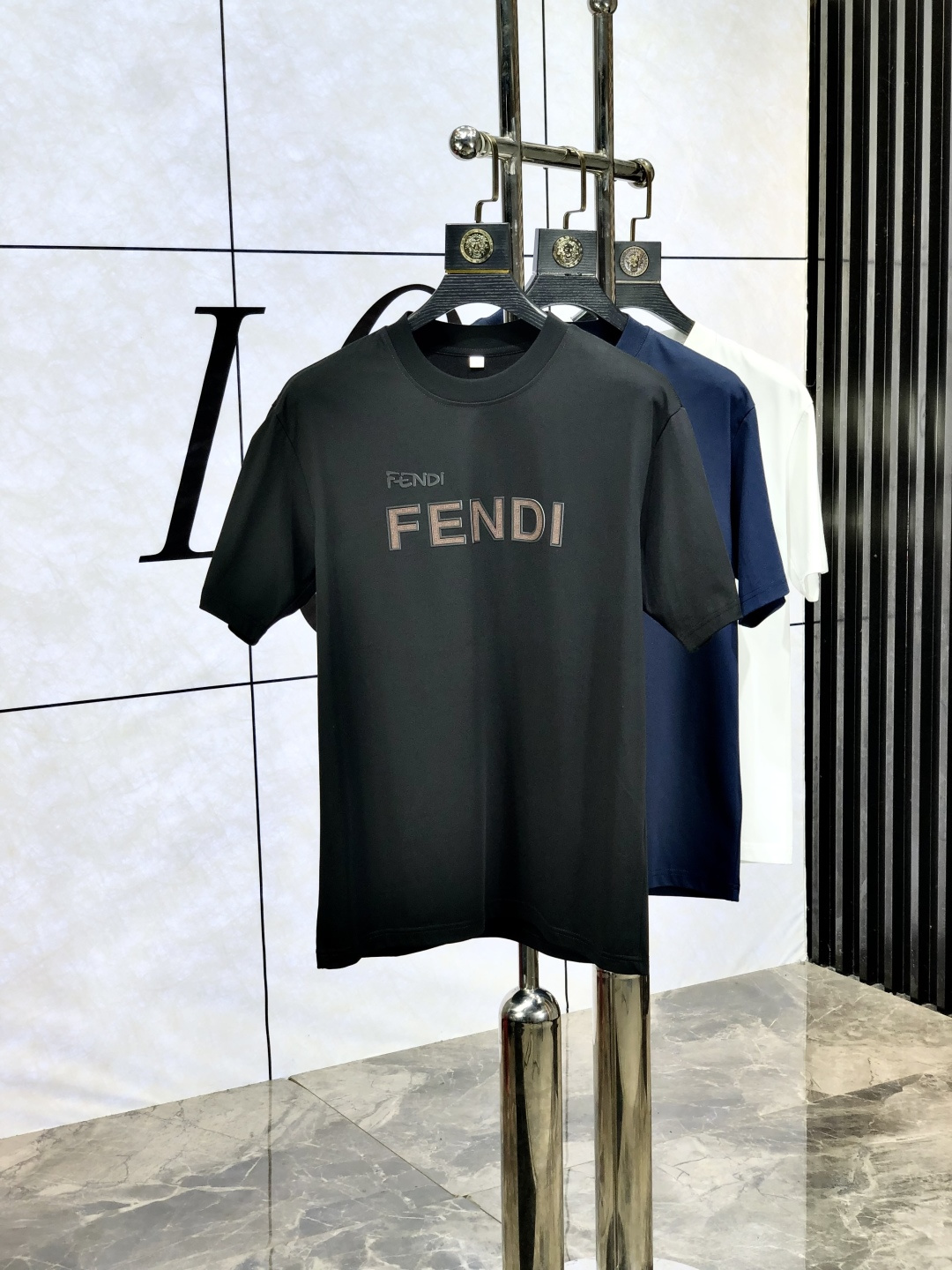 NO:505519,.Fendi .Wear 200 kilograms Top products 2025 spring and summer new first-time counter latest short-sleeved round-neck T-shirt, high-end customization, avant-garde and fashionable design!  Brand logo heavy craftsmanship design, high-end customized original European cotton fabric, soft feel and comfortable to wear. 1f counter-level exquisite car line. Fine workmanship, invincible and handsome upper body effect!  A must-have item for handsome men!  Code number M-4xL m wear 175/130, fendi, T-shirt,tees, t-shirt,alexander wang19860909.芬迪 .穿200斤 顶级货品2025春夏新款首发专柜最新款短袖圆领T恤 高端订制 设计前卫时尚！品牌logo重工艺设计 高端定制原版欧棉面料.手感柔软.穿着舒适.1f专柜级别精致车线.做工精细.上身效果无敌帅气！型男必备单品！码数M-4xL m穿175/130,,fendi,T-shirt,tees，t-shirt,alexander wang,Men's clothing