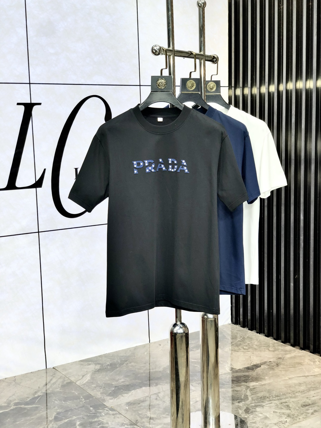 NO:505525,.Prada. Wear 200 kilograms, top-quality products, new spring and summer new styles, first-time counter, latest short-sleeved round-neck T-shirt, high-end customization, avant-garde and fashionable design!  Brand logo heavy craftsmanship design, high-end customized original European cotton fabric, soft feel and comfortable to wear. 1f counter-level exquisite car line. Fine workmanship, invincible and handsome upper body effect!  A must-have item for handsome men!  Code number M-4xL m wear 175/130, prada, T-shirt,tees, t-shirt,alexander wang19860909.普拉达.穿200斤 顶级货品2025春夏新款首发专柜最新款短袖圆领T恤 高端订制 设计前卫时尚！品牌logo重工艺设计 高端定制原版欧棉面料.手感柔软.穿着舒适.1f专柜级别精致车线.做工精细.上身效果无敌帅气！型男必备单品！码数M-4xL m穿175/130,,prada,T-shirt,tees，t-shirt,alexander wang,Men's clothing