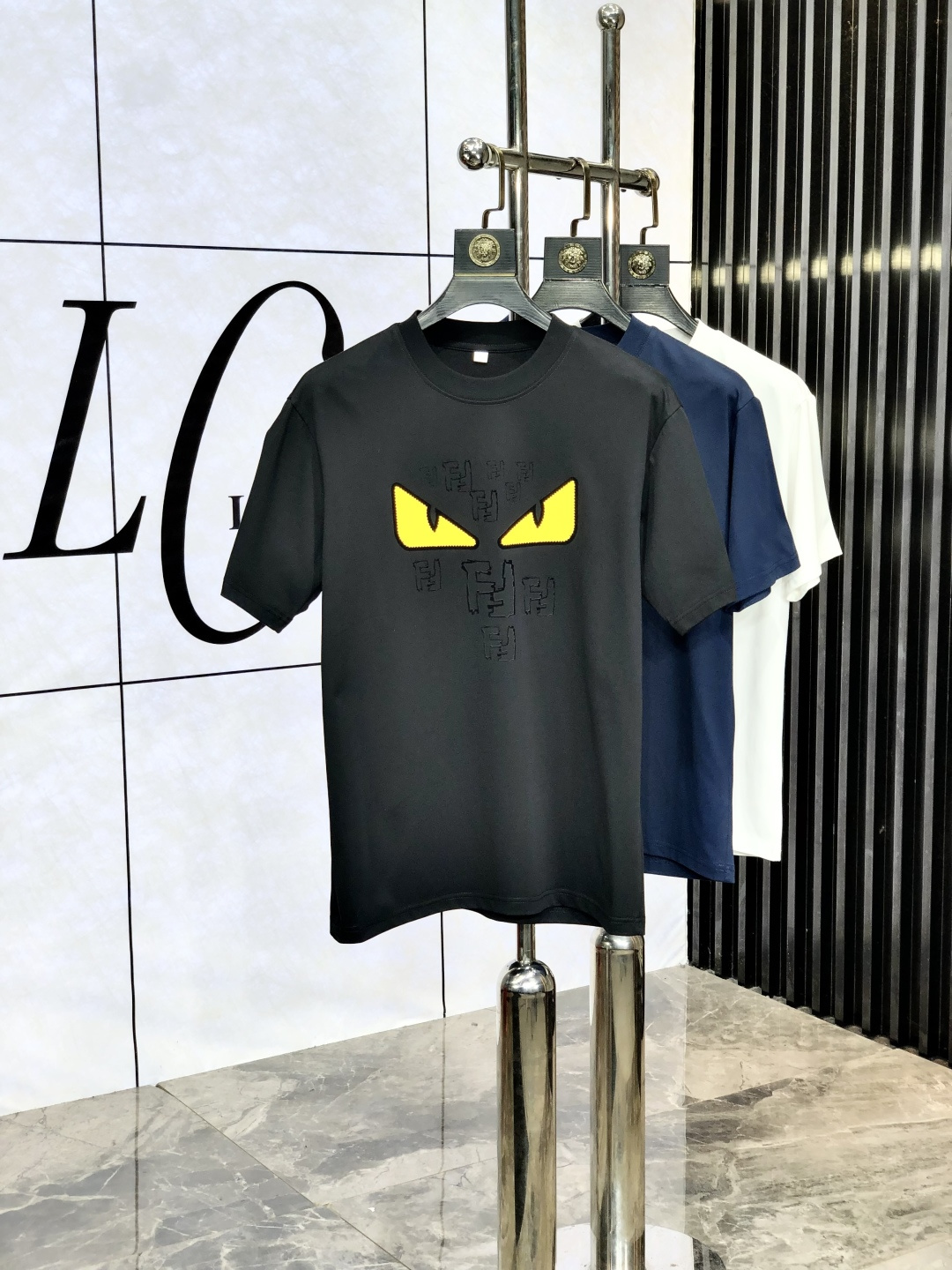 NO:505531,.Fendi .Wear 200 kilograms Top products 2025 spring and summer new first-time counter latest short-sleeved round-neck T-shirt, high-end customization, avant-garde and fashionable design!  Brand logo heavy craftsmanship design, high-end customized original European cotton fabric, soft feel and comfortable to wear. 1f counter-level exquisite car line. Fine workmanship, invincible and handsome upper body effect!  A must-have item for handsome men!  Code number M-4xL m wear 175/130, fendi, T-shirt,tees, t-shirt,alexander wang19860909.芬迪 .穿200斤 顶级货品2025春夏新款首发专柜最新款短袖圆领T恤 高端订制 设计前卫时尚！品牌logo重工艺设计 高端定制原版欧棉面料.手感柔软.穿着舒适.1f专柜级别精致车线.做工精细.上身效果无敌帅气！型男必备单品！码数M-4xL m穿175/130,,fendi,T-shirt,tees，t-shirt,alexander wang,Men's clothing