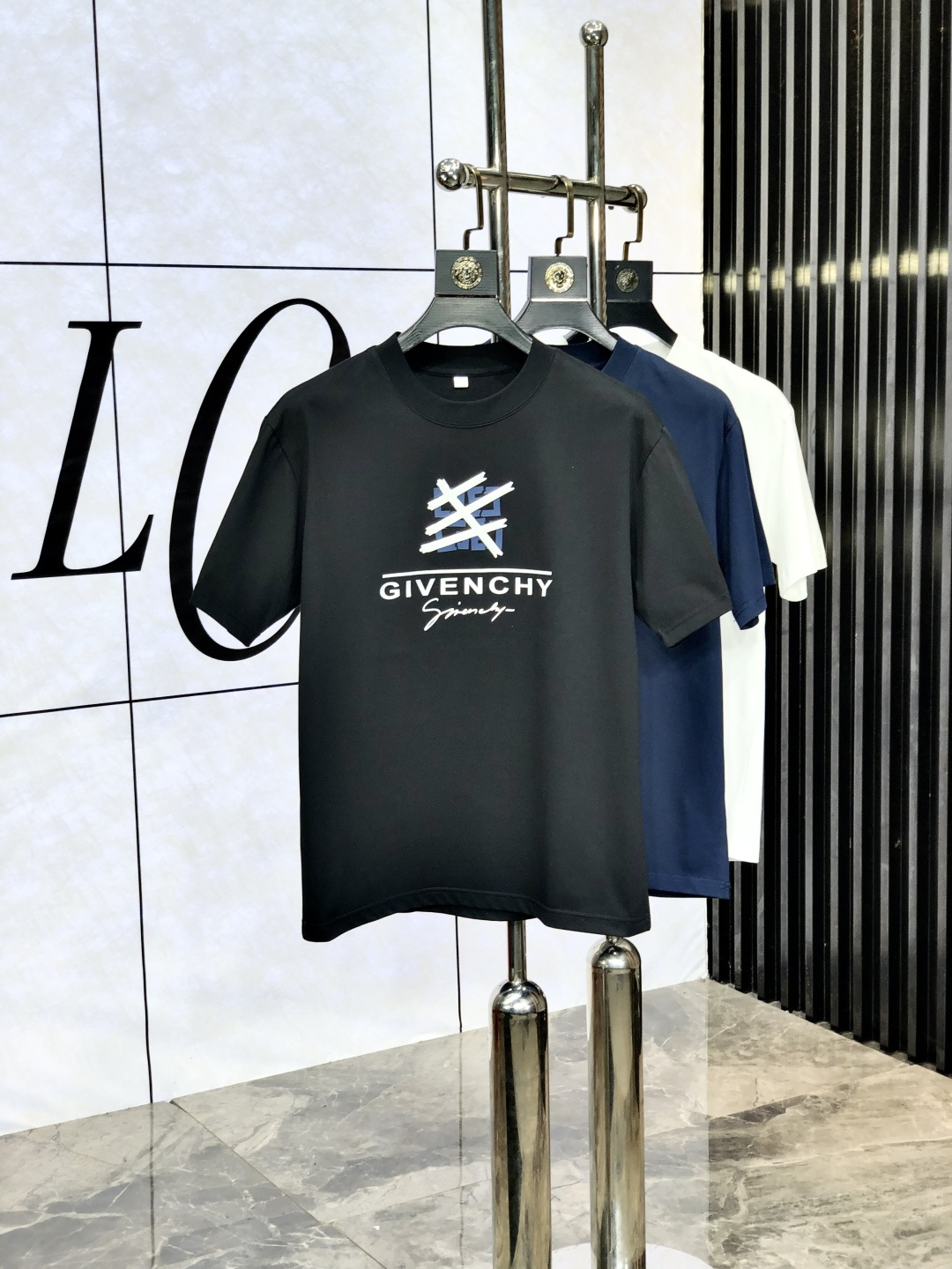 NO:505536,.Givenchy. Wear 200 kilograms, top-quality products, new spring and summer new styles in the first counter, the latest short-sleeved round-neck T-shirt, high-end customization, avant-garde and fashionable design!  Brand logo heavy craftsmanship design, high-end customized original European cotton fabric, soft feel and comfortable to wear. 1f counter-level exquisite car line. Fine workmanship, invincible and handsome upper body effect!  A must-have item for handsome men!  Code number M-4xL m wear 175/130, given , T-shirt, tees, t-shirt, alexander wang19860909.纪梵希.穿200斤 顶级货品2025春夏新款首发专柜最新款短袖圆领T恤 高端订制 设计前卫时尚！品牌logo重工艺设计 高端定制原版欧棉面料.手感柔软.穿着舒适.1f专柜级别精致车线.做工精细.上身效果无敌帅气！型男必备单品！码数M-4xL m穿175/130,,givenchy,T-shirt,tees，t-shirt,alexander wang,Men's clothing