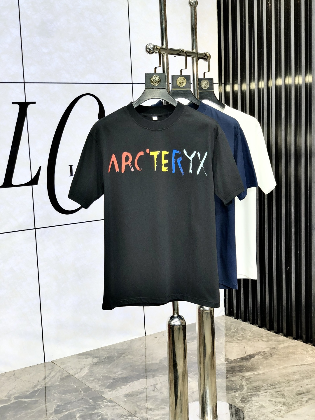 NO:505540,.Archaeon Bird. Wearing 200 kilograms, top-quality goods, new spring and summer new style, the latest short-sleeved round-neck T-shirt in the first counter, high-end customization, avant-garde and fashionable design!  Brand logo heavy craftsmanship design, high-end customized original European cotton fabric, soft feel and comfortable to wear. 1f counter-level exquisite car line. Fine workmanship, invincible and handsome upper body effect!  A must-have item for handsome men!  Code number M-4xL m wear 175/130,arc'teryx,T-shirt,tees,t-shirt,alexander wang19860909.始祖鸟.穿200斤 顶级货品2025春夏新款首发专柜最新款短袖圆领T恤 高端订制 设计前卫时尚！品牌logo重工艺设计 高端定制原版欧棉面料.手感柔软.穿着舒适.1f专柜级别精致车线.做工精细.上身效果无敌帅气！型男必备单品！码数M-4xL m穿175/130,arc'teryx,T-shirt,tees，t-shirt,alexander wang,Men's clothing