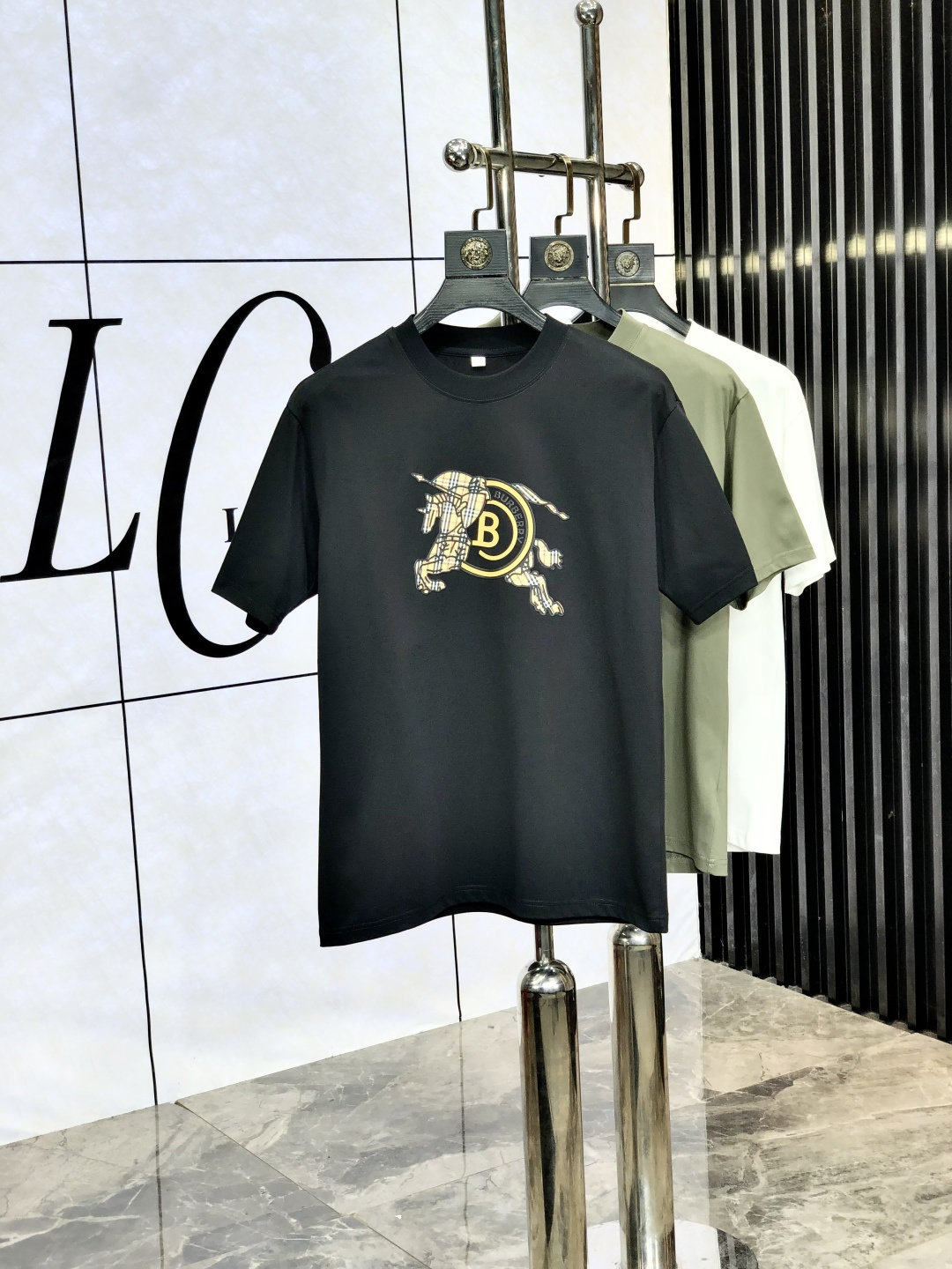 NO:505543,.Burberry. Wear 200 kilograms, top-quality products, new spring and summer new styles, the latest short-sleeved round-neck T-shirt in the first counter, high-end customization, avant-garde and fashionable design!  Brand logo heavy craftsmanship design, high-end customized original European cotton fabric, soft feel and comfortable to wear. 1f counter-level exquisite car line. Fine workmanship, invincible and handsome upper body effect!  A must-have item for handsome men!  Count M-4xL m wear 175/130, burberry, T-shirt,tees, t-shirt,alexander wang19860909.巴宝莉.穿200斤 顶级货品2025春夏新款首发专柜最新款短袖圆领T恤 高端订制 设计前卫时尚！品牌logo重工艺设计 高端定制原版欧棉面料.手感柔软.穿着舒适.1f专柜级别精致车线.做工精细.上身效果无敌帅气！型男必备单品！码数M-4xL m穿175/130,,burberry,T-shirt,tees，t-shirt,alexander wang,Men's clothing