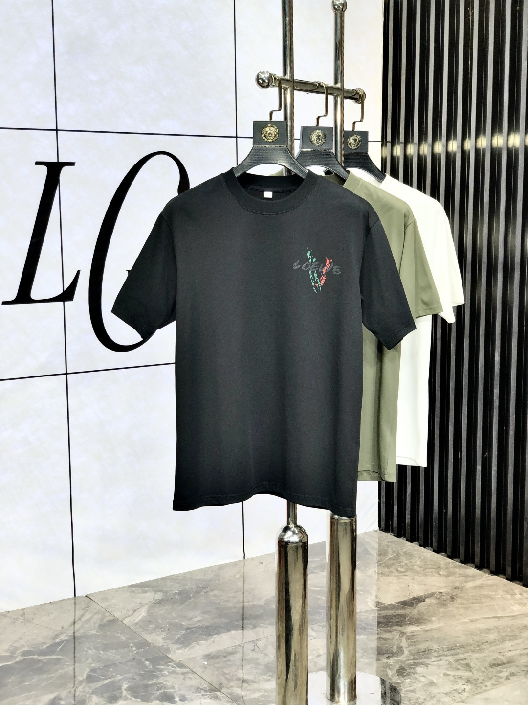 NO:505546,. Luo Yiwei. Wear 200 kilograms, top-quality products, new spring and summer new styles, the latest short-sleeved round-neck T-shirt in the first counter, high-end customization, avant-garde and fashionable design!  Brand logo heavy craftsmanship design, high-end customized original European cotton fabric, soft feel and comfortable to wear. 1f counter-level exquisite car line. Fine workmanship, invincible and handsome upper body effect!  A must-have item for handsome men!  Count M-4xL m wear 175/130, loewe, T-shirt,tees, t-shirt,alexander wang19860909.罗意威.穿200斤 顶级货品2025春夏新款首发专柜最新款短袖圆领T恤 高端订制 设计前卫时尚！品牌logo重工艺设计 高端定制原版欧棉面料.手感柔软.穿着舒适.1f专柜级别精致车线.做工精细.上身效果无敌帅气！型男必备单品！码数M-4xL m穿175/130,,loewe,T-shirt,tees，t-shirt,alexander wang,Men's clothing