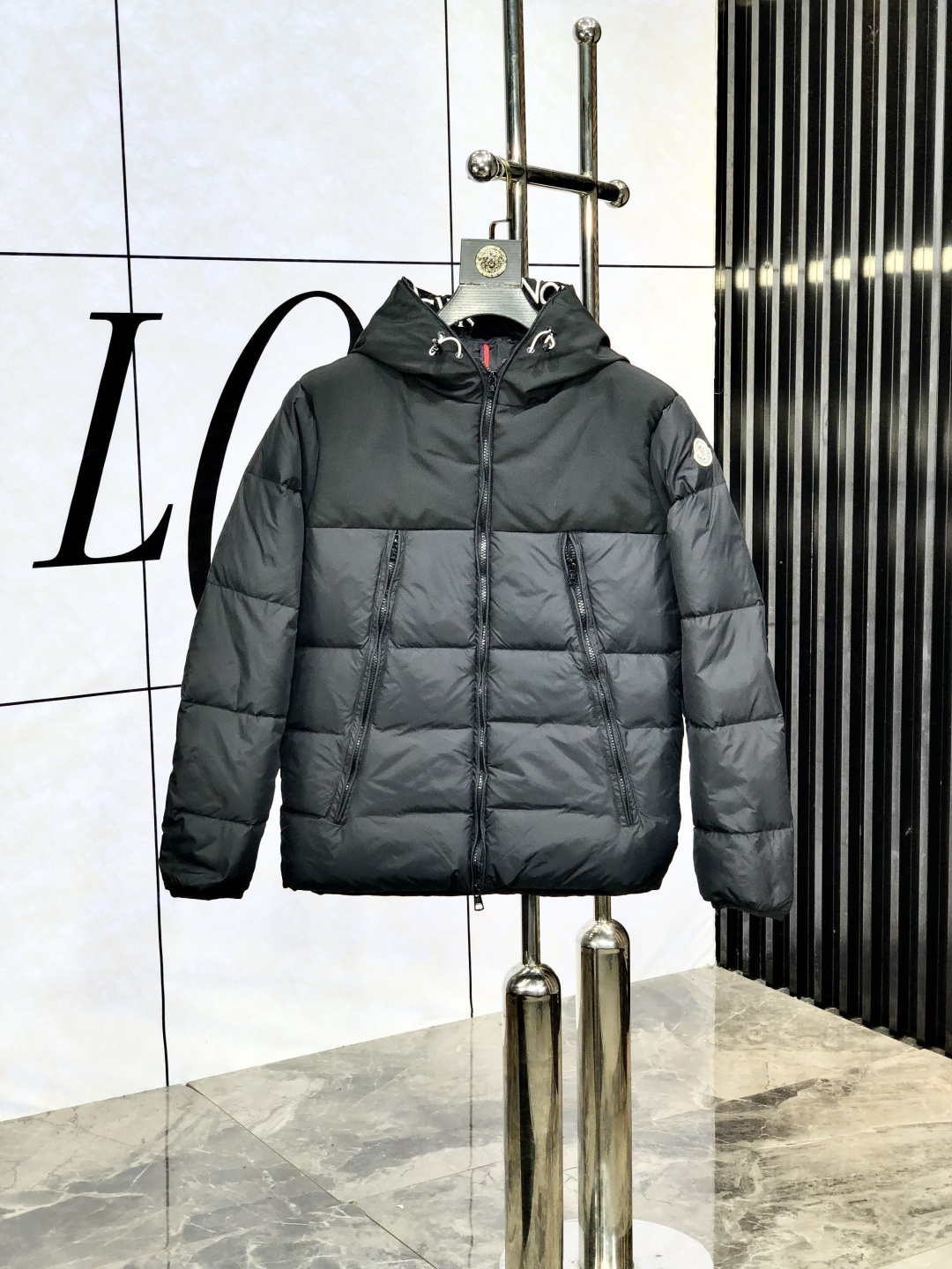 NO:505516,.The mask. 2025 autumn and winter new down jacket. Custom-developed hardware accessories are fully handled!  The upper body effect is excellent!  Versatile and fashionable and handsome!  y National Standard 90 imported white duck down filling!  r counter original memory silk fabric has a straight and stylish texture, keep warm and bloated!  Excellent upper body. Size 1-5 Wear 1 size 175/130, Moncler, jackets & coats, down jacket, alexander wang19860909.蒙口.2025秋冬新款羽绒外套.定制开发五金配件所有细节处理全面到位 ！版型上身效果超赞！百搭时髦又帅气！y国标90进口白鸭绒填充！r专柜原版记忆丝面料质感立挺有型,保暖拒绝臃肿！上身超赞.尺码1-5 穿1码175/130,,Moncler,jackets & coats,down jacket,alexander wang,Men's clothing