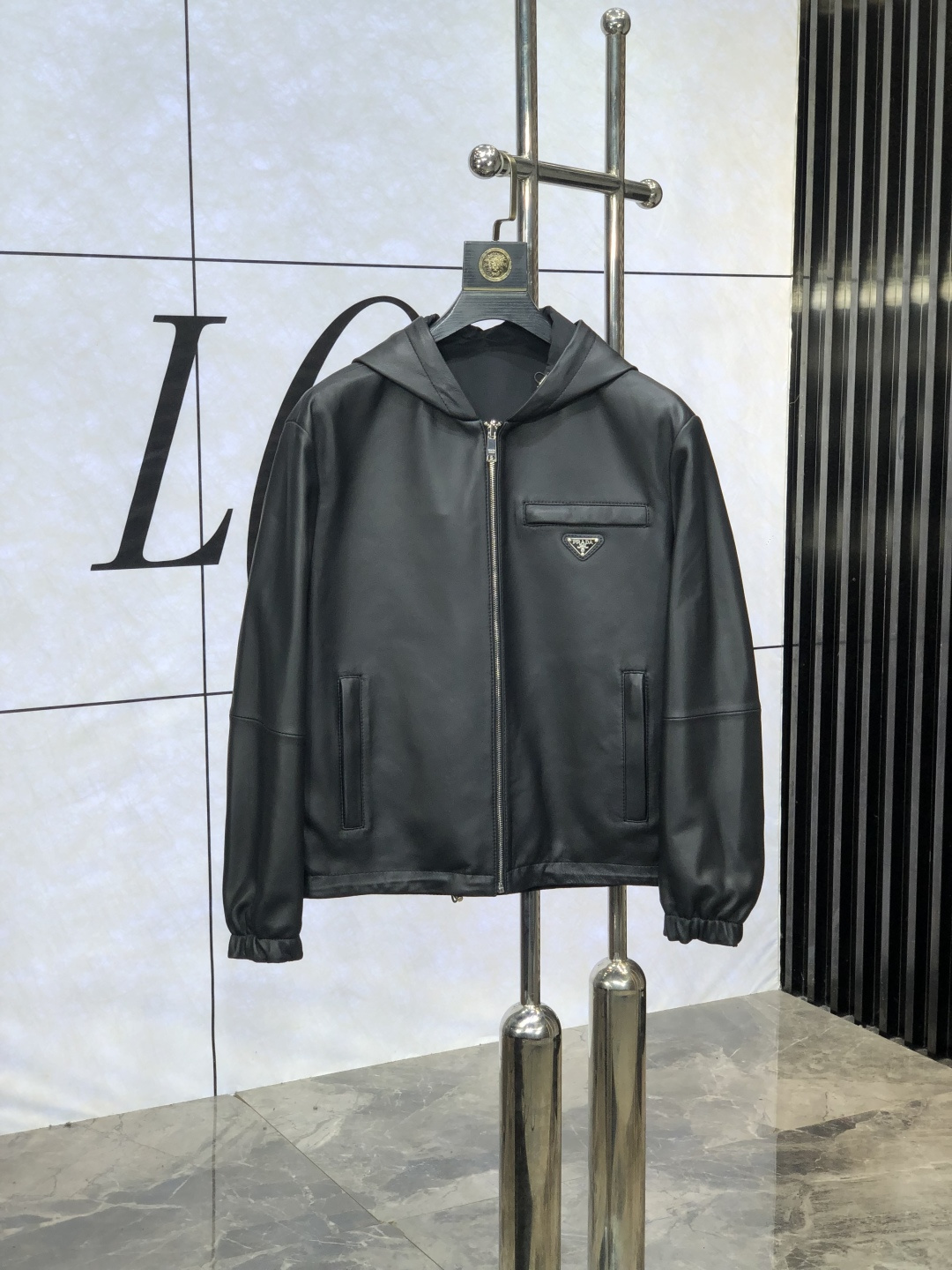NO:505534,.Prada.2025 Men's casual leather jacket, this jacket is made of special sheepskin fabric, full of brand style!  The surface is neat and smooth and shiny, and the texture is obvious through the screen. J. The most enjoyable dressing experience you enjoy!  It perfectly enhances the overall luxury and class, and can get a high-end luxury atmosphere at a glance!  Basic regular jacket style cut, versatile and simple upper body, not picky, easy to deal with various occasions and environments, is undoubtedly a must-have item for daily commuting!  Size 48-56.48 Wear 175/130, prada, jackets & coats, jackets & coats, leather jacket, sheepskin, alexander wang19860909.普拉达.2025男士休闲真皮衣夹克外套,此款夹克外套选用专用绵羊皮面料制成,满满的品牌风格！表面整洁光滑且富有光泽,质感透过屏幕都显而易 见,j你最为享受的穿着体验！ 完美提升了整体的奢华档次感,一眼就能get到的高端奢华气息！基础常规的夹克版型裁剪,上身百搭简约不挑人,轻松应对各种场合与环境,属于日常通勤必备的臻品无疑！尺码48-56.48穿175/130,,prada,jackets & coats,jackets & coats,leather jacket,sheepskin,alexander wang,Men's clothing