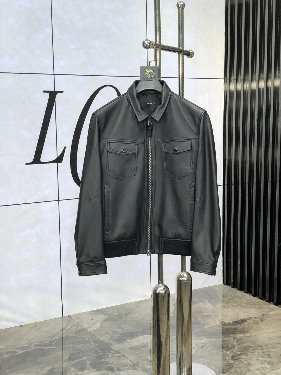 NO:505545,.TF.2025 Men's casual leather jacket, this jacket is made of special sheepskin fabric, full of brand style!  The surface is neat and smooth and shiny, and the texture is obvious through the screen. J. The most enjoyable dressing experience you enjoy!  It perfectly enhances the overall luxury and class, and can get a high-end luxury atmosphere at a glance!  Basic regular jacket style cut, versatile and simple upper body, not picky, easy to deal with various occasions and environments, is undoubtedly a must-have item for daily commuting!  Size 48-56.48 Wear 175/130,,tom ford,jackets & coats,jackets & coats,leather jacket,sheepskin,alexander wang19860909.TF.2025男士休闲真皮衣夹克外套,此款夹克外套选用专用绵羊皮面料制成,满满的品牌风格！表面整洁光滑且富有光泽,质感透过屏幕都显而易 见,j你最为享受的穿着体验！ 完美提升了整体的奢华档次感,一眼就能get到的高端奢华气息！基础常规的夹克版型裁剪,上身百搭简约不挑人,轻松应对各种场合与环境,属于日常通勤必备的臻品无疑！尺码48-56.48穿175/130,,tom ford,jackets & coats,jackets & coats,leather jacket,sheepskin,alexander wang,Men's clothing