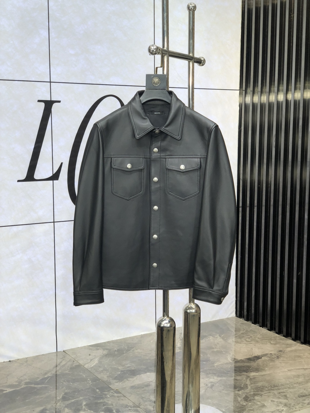 NO:505548,.TF .2025 Men's casual leather jacket jacket. This jacket is made of special sheepskin fabric, full of brand style!  The surface is neat and smooth and shiny, and the texture is obvious through the screen. J. The most enjoyable dressing experience you enjoy!  It perfectly enhances the overall luxury and class, and can get a high-end luxury atmosphere at a glance!  Basic regular jacket style cut, versatile and simple upper body, not picky, easy to deal with various occasions and environments, is undoubtedly a must-have item for daily commuting!  Size 48-56.48 Wear 175/130,,tom ford,jackets & coats,jackets & coats,leather jacket,sheepskin,alexander wang19860909.TF .2025男士休闲真皮衣夹克外套,此款夹克外套选用专用绵羊皮面料制成,满满的品牌风格！表面整洁光滑且富有光泽,质感透过屏幕都显而易 见,j你最为享受的穿着体验！ 完美提升了整体的奢华档次感,一眼就能get到的高端奢华气息！基础常规的夹克版型裁剪,上身百搭简约不挑人,轻松应对各种场合与环境,属于日常通勤必备的臻品无疑！尺码48-56.48穿175/130,,tom ford,jackets & coats,jackets & coats,leather jacket,sheepskin,alexander wang,Men's clothing