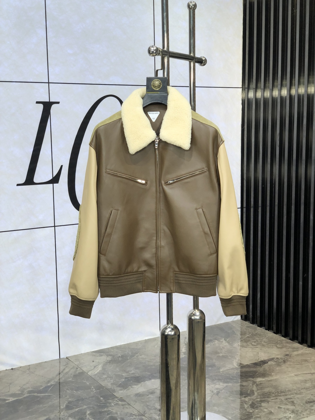 NO:505551,.BV .2025 Men's casual leather jacket jacket. This jacket is made of special sheepskin fabric, full of brand style!  The surface is neat and smooth and shiny, and the texture is obvious through the screen. J. The most enjoyable dressing experience you enjoy!  It perfectly enhances the overall luxury and class, and can get a high-end luxury atmosphere at a glance!  Basic regular jacket style cut, versatile and simple upper body, not picky, easy to deal with various occasions and environments, is undoubtedly a must-have item for daily commuting!  Size 48-56.48 Wear 175/130, bottega veneta, jackets & coats, jackets & coats, leather jacket, sheepskin, alexander wang19860909.BV .2025男士休闲真皮衣夹克外套,此款夹克外套选用专用绵羊皮面料制成,满满的品牌风格！表面整洁光滑且富有光泽,质感透过屏幕都显而易 见,j你最为享受的穿着体验！ 完美提升了整体的奢华档次感,一眼就能get到的高端奢华气息！基础常规的夹克版型裁剪,上身百搭简约不挑人,轻松应对各种场合与环境,属于日常通勤必备的臻品无疑！尺码48-56.48穿175/130,,bottega veneta,jackets & coats,jackets & coats,leather jacket,sheepskin,alexander wang,Men's clothing