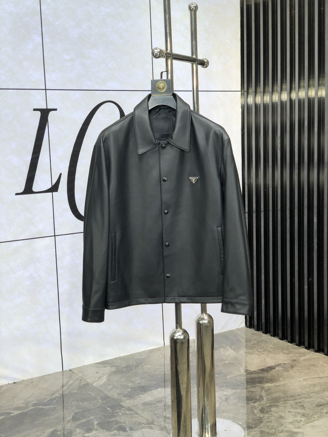 NO:505554,.Prada.2025 Men's casual leather jacket, this jacket is made of special sheepskin fabric, full of brand style!  The surface is neat and smooth and shiny, and the texture is obvious through the screen. J. The most enjoyable dressing experience you enjoy!  It perfectly enhances the overall luxury and class, and can get a high-end luxury atmosphere at a glance!  Basic regular jacket style cut, versatile and simple upper body, not picky, easy to deal with various occasions and environments, is undoubtedly a must-have item for daily commuting!  Size 48-56.48 Wear 175/130, prada, jackets & coats, jackets & coats, leather jacket, sheepskin, alexander wang19860909.普拉达.2025男士休闲真皮衣夹克外套,此款夹克外套选用专用绵羊皮面料制成,满满的品牌风格！表面整洁光滑且富有光泽,质感透过屏幕都显而易 见,j你最为享受的穿着体验！ 完美提升了整体的奢华档次感,一眼就能get到的高端奢华气息！基础常规的夹克版型裁剪,上身百搭简约不挑人,轻松应对各种场合与环境,属于日常通勤必备的臻品无疑！尺码48-56.48穿175/130,,prada,jackets & coats,jackets & coats,leather jacket,sheepskin,alexander wang,Men's clothing