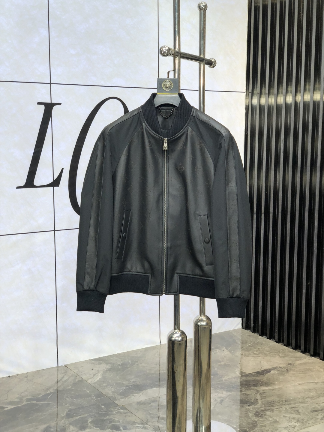 NO:505560,.Lv.2025 Men's casual leather jacket, this jacket is made of special sheepskin fabric, full of brand style!  The surface is neat and smooth and shiny, and the texture is obvious through the screen. J. The most enjoyable dressing experience you enjoy!  It perfectly enhances the overall luxury and class, and can get a high-end luxury atmosphere at a glance!  Basic regular jacket style cut, versatile and simple upper body, not picky, easy to deal with various occasions and environments, is undoubtedly a must-have item for daily commuting!  Size 48-56.48 Wear 175/130, louis vuitton, jackets & coats, jackets & coats, leather jacket, sheepskin, alexander wang19860909.Lv.2025男士休闲真皮衣夹克外套,此款夹克外套选用专用绵羊皮面料制成,满满的品牌风格！表面整洁光滑且富有光泽,质感透过屏幕都显而易 见,j你最为享受的穿着体验！ 完美提升了整体的奢华档次感,一眼就能get到的高端奢华气息！基础常规的夹克版型裁剪,上身百搭简约不挑人,轻松应对各种场合与环境,属于日常通勤必备的臻品无疑！尺码48-56.48穿175/130,,louis vuitton,jackets & coats,jackets & coats,leather jacket,sheepskin,alexander wang,Men's clothing