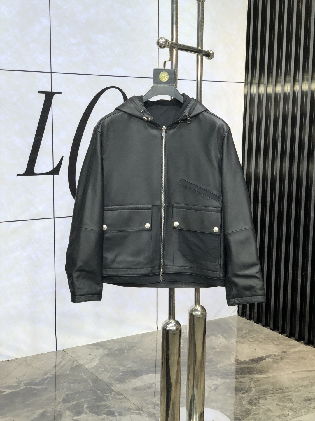 NO:505563,.Hermes.2025 Men's casual leather jacket, this jacket is made of special sheepskin fabric, full of brand style!  The surface is neat and smooth and shiny, and the texture is obvious through the screen. J. The most enjoyable dressing experience you enjoy!  It perfectly enhances the overall luxury and class, and can get a high-end luxury atmosphere at a glance!  Basic regular jacket style cut, versatile and simple upper body, not picky, easy to deal with various occasions and environments, is undoubtedly a must-have item for daily commuting!  Size 48-56.48 Wear 175/130, hermes, jackets & coats, jackets & coats, leather jacket, sheepskin, alexander wang19860909.爱马仕.2025男士休闲真皮衣夹克外套,此款夹克外套选用专用绵羊皮面料制成,满满的品牌风格！表面整洁光滑且富有光泽,质感透过屏幕都显而易 见,j你最为享受的穿着体验！ 完美提升了整体的奢华档次感,一眼就能get到的高端奢华气息！基础常规的夹克版型裁剪,上身百搭简约不挑人,轻松应对各种场合与环境,属于日常通勤必备的臻品无疑！尺码48-56.48穿175/130,,hermes,jackets & coats,jackets & coats,leather jacket,sheepskin,alexander wang,Men's clothing