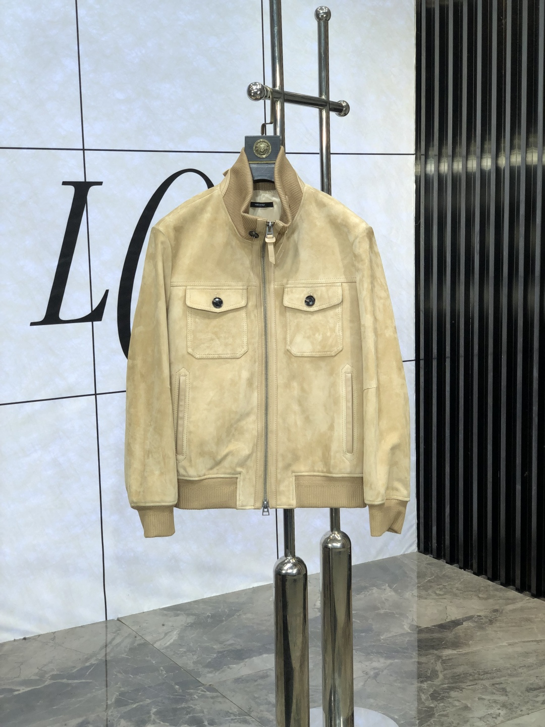 NO:505567,.TF.2025 Men's casual leather jacket, this jacket is made of special sheep reverse velvet leather fabric, full of brand style!  The surface is neat and smooth and shiny, and the texture is obvious through the screen. J. The most enjoyable dressing experience you enjoy!  It perfectly enhances the overall luxury and class, and can get a high-end luxury atmosphere at a glance!  Basic regular jacket style cut, versatile and simple upper body, not picky, easy to deal with various occasions and environments, is undoubtedly a must-have item for daily commuting!  Size 48-56.48 Wear 175/130,,tom ford,jackets & coats,jackets & coats,leather jacket,alexander wang19860909.TF.2025男士休闲真皮衣夹克外套,此款夹克外套选用专用绵羊反绒皮面料制成,满满的品牌风格！表面整洁光滑且富有光泽,质感透过屏幕都显而易 见,j你最为享受的穿着体验！ 完美提升了整体的奢华档次感,一眼就能get到的高端奢华气息！基础常规的夹克版型裁剪,上身百搭简约不挑人,轻松应对各种场合与环境,属于日常通勤必备的臻品无疑！尺码48-56.48穿175/130,,tom ford,jackets & coats,jackets & coats,leather jacket,alexander wang,Men's clothing