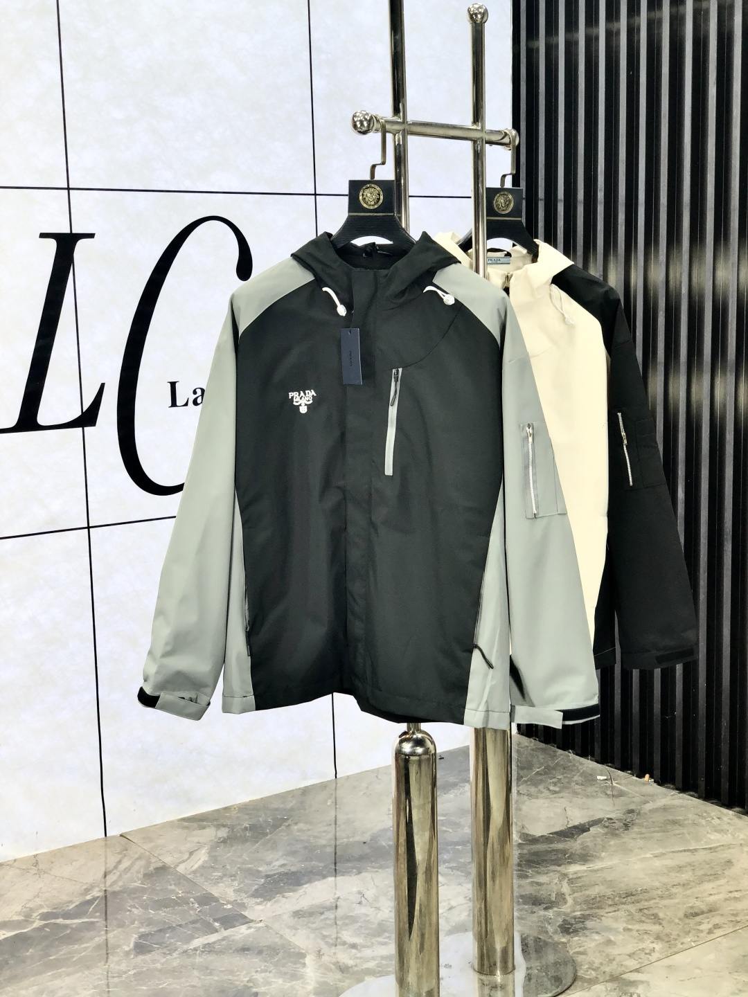 NO:522549,.Prada .25 new autumn and winter products are available for sale, casual and daily wear!  The upper body modifies the body, perfectly combines fashion aesthetics with the concept of new urban business and leisure, and the Italian minimalist, capable and outdoor functional styles are the ultimate interpretation, both solemn and harmonious, creating a unique styling item. The overall outline tends to be simple, and the 88 is quite individual and elegant in detail, enriching the overall vision. The wardrobe business and leisure is excellent and has a high attendance rate!  It is hard to find!  Count m-3XL m wear 175/130, prada, jackets & coats, jackets & coats, alexander wang19860909.普拉达 .25秋冬新品发售夹克外套,休闲日常穿搭！上身修饰身形、将时装美学和新都市商务休闲概念完美融合,通体将意式的极简、干练和户外功能性风格极致诠释,亦庄亦谐,塑造出别具一格的造型单品,整体轮廓趋于简约风格,88颇为个性且雅痞的细节处理,丰富了整体视觉.衣橱商务休闲绝佳的高出勤率！可遇而不可求！码数m-3XL m穿175/130,,prada,jackets & coats,jackets & coats,alexander wang,Men's clothing