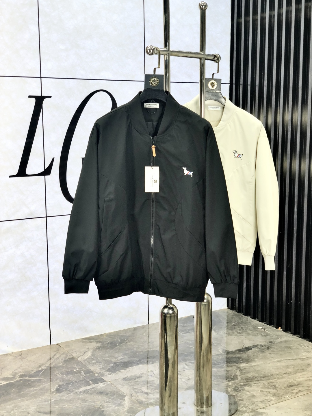 NO:522550,.TB.25 new autumn and winter products are available for sale, casual and daily wear!  The upper body modifies the body, perfectly combines fashion aesthetics with the concept of new urban business and leisure, and the Italian minimalist, capable and outdoor functional styles are the ultimate interpretation, both solemn and harmonious, creating a unique styling item. The overall outline tends to be simple, and the 88 is quite individual and elegant in detail, enriching the overall vision. The wardrobe business and leisure is excellent and has a high attendance rate!  It is hard to come by!  Count m-3XL m wear 175/130,,jackets & coats,jackets & coats,alexander wang19860909.TB.25秋冬新品发售夹克外套,休闲日常穿搭！上身修饰身形、将时装美学和新都市商务休闲概念完美融合,通体将意式的极简、干练和户外功能性风格极致诠释,亦庄亦谐,塑造出别具一格的造型单品,整体轮廓趋于简约风格,88颇为个性且雅痞的细节处理,丰富了整体视觉.衣橱商务休闲绝佳的高出勤率！可遇而不可求！码数m-3XL m穿175/130,,jackets & coats,jackets & coats,alexander wang,Men's clothing