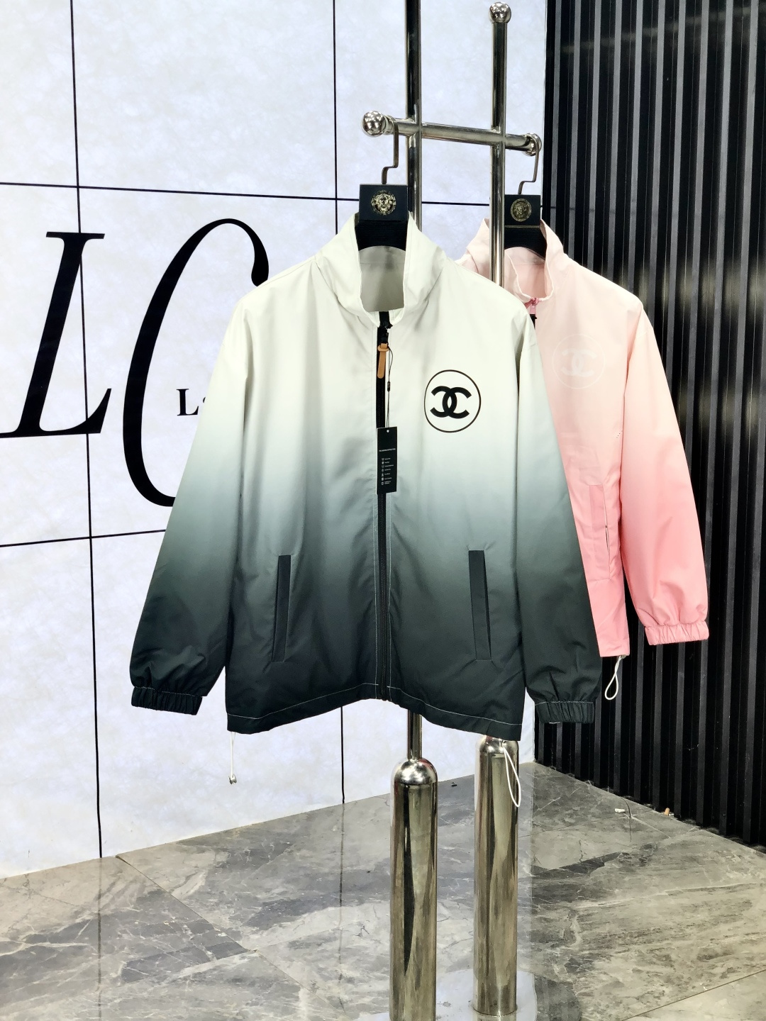 NO:521280,.Chanel. 25 autumn and winter new product is available for sale, casual and daily wear!  The upper body modifies the body, perfectly combines fashion aesthetics with the concept of new urban business and leisure, and the Italian minimalist, capable and outdoor functional styles are the ultimate interpretation, both solemn and harmonious, creating a unique styling item. The overall outline tends to be simple, and the 88 is quite individual and elegant in detail, enriching the overall vision. The wardrobe business and leisure is excellent and has a high attendance rate!  It is hard to find!  yardage m-3XL m wear 175/130, chanel, jackets & coats, jackets & coats, alexander wang19860909.香奈儿.25秋冬新品发售夹克外套,休闲日常穿搭！上身修饰身形、将时装美学和新都市商务休闲概念完美融合,通体将意式的极简、干练和户外功能性风格极致诠释,亦庄亦谐,塑造出别具一格的造型单品,整体轮廓趋于简约风格,88颇为个性且雅痞的细节处理,丰富了整体视觉.衣橱商务休闲绝佳的高出勤率！可遇而不可求！码数m-3XL m穿175/130,,chanel,jackets & coats,jackets & coats,alexander wang,Men's clothing