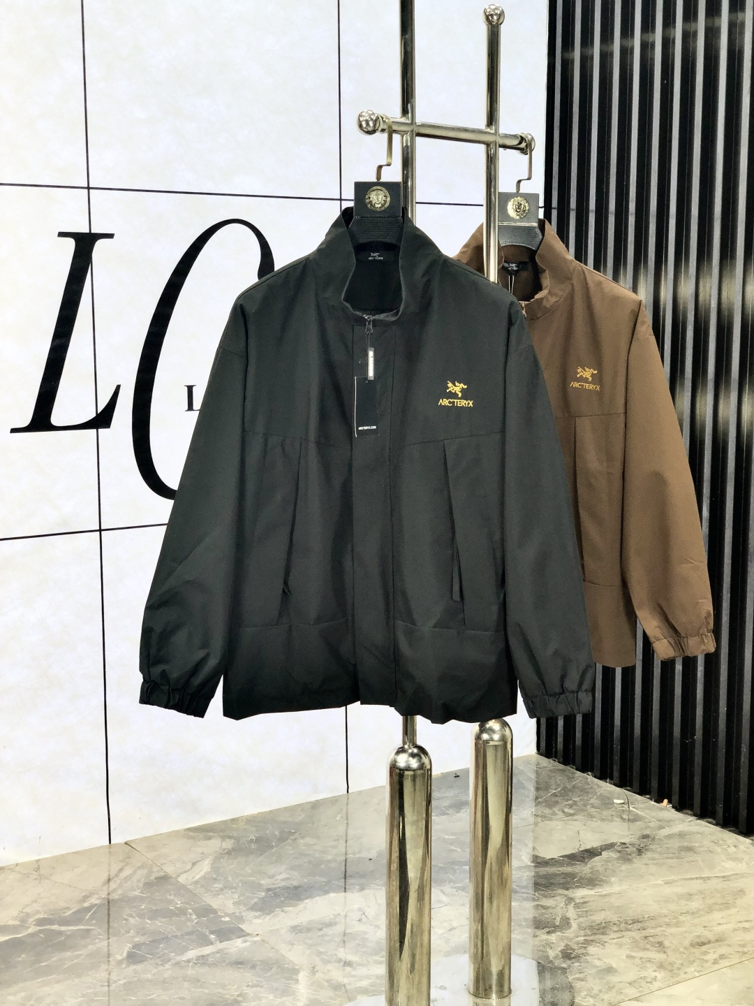 NO:521283,.Archaew Bird. New 25 autumn and winter products are available for sale, casual and daily wear!  The upper body modifies the body, perfectly combines fashion aesthetics with the concept of new urban business and leisure, and the Italian minimalist, capable and outdoor functional styles are the ultimate interpretation, both solemn and harmonious, creating a unique styling item. The overall outline tends to be simple, and the 88 is quite individual and elegant in detail, enriching the overall vision. The wardrobe business and leisure is excellent and has a high attendance rate!  It is hard to come by!  Count m-3XL m wear 175/130,arc'teryx,jackets & coats,jackets & coats,alexander wang19860909.始祖鸟.25秋冬新品发售夹克外套,休闲日常穿搭！上身修饰身形、将时装美学和新都市商务休闲概念完美融合,通体将意式的极简、干练和户外功能性风格极致诠释,亦庄亦谐,塑造出别具一格的造型单品,整体轮廓趋于简约风格,88颇为个性且雅痞的细节处理,丰富了整体视觉.衣橱商务休闲绝佳的高出勤率！可遇而不可求！码数m-3XL m穿175/130,arc'teryx,jackets & coats,jackets & coats,alexander wang,Men's clothing