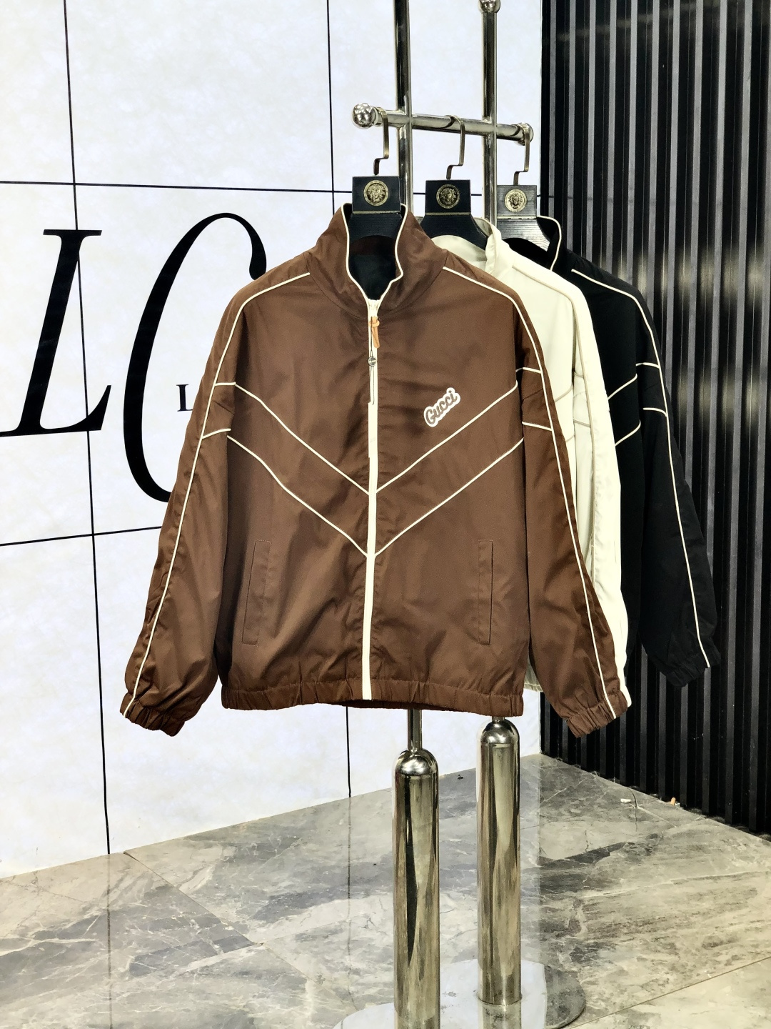 NO:521266,.Gucci.25 new autumn and winter products are available for sale, casual and daily wear!  The upper body modifies the body, perfectly combines fashion aesthetics with the concept of new urban business and leisure, and the Italian minimalist, capable and outdoor functional styles are the ultimate interpretation, both solemn and harmonious, creating a unique styling item. The overall outline tends to be simple, and the 88 is quite individual and elegant in detail, enriching the overall vision. The wardrobe business and leisure is excellent and has a high attendance rate!  It is hard to come by!  Count m-3XL m wear 175/130, gucci, jackets & coats, jackets & coats, alexander wang19860909.Gucci.25秋冬新品发售夹克外套,休闲日常穿搭！上身修饰身形、将时装美学和新都市商务休闲概念完美融合,通体将意式的极简、干练和户外功能性风格极致诠释,亦庄亦谐,塑造出别具一格的造型单品,整体轮廓趋于简约风格,88颇为个性且雅痞的细节处理,丰富了整体视觉.衣橱商务休闲绝佳的高出勤率！可遇而不可求！码数m-3XL m穿175/130,,gucci,jackets & coats,jackets & coats,alexander wang,Men's clothing