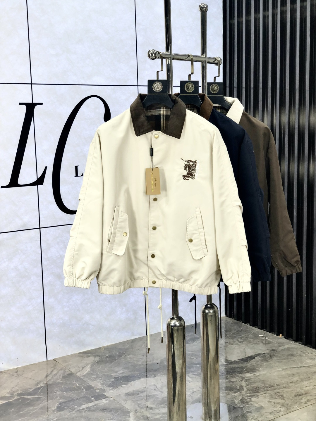 NO:520086,.Burberry. 25 autumn and winter new product is available for sale, casual and daily wear!  The upper body modifies the body, perfectly combines fashion aesthetics with the concept of new urban business and leisure, and the Italian minimalist, capable and outdoor functional styles are the ultimate interpretation, both solemn and harmonious, creating a unique styling item. The overall outline tends to be simple, and the 88 is quite individual and elegant in detail, enriching the overall vision. The wardrobe business and leisure is excellent and has a high attendance rate!  It is hard to come by!  Count m-3XL m wear 175/130, burberry, jackets & coats, jackets & coats, alexander wang19860909.巴宝莉.25秋冬新品发售夹克外套,休闲日常穿搭！上身修饰身形、将时装美学和新都市商务休闲概念完美融合,通体将意式的极简、干练和户外功能性风格极致诠释,亦庄亦谐,塑造出别具一格的造型单品,整体轮廓趋于简约风格,88颇为个性且雅痞的细节处理,丰富了整体视觉.衣橱商务休闲绝佳的高出勤率！可遇而不可求！码数m-3XL m穿175/130,,burberry,jackets & coats,jackets & coats,alexander wang,Men's clothing