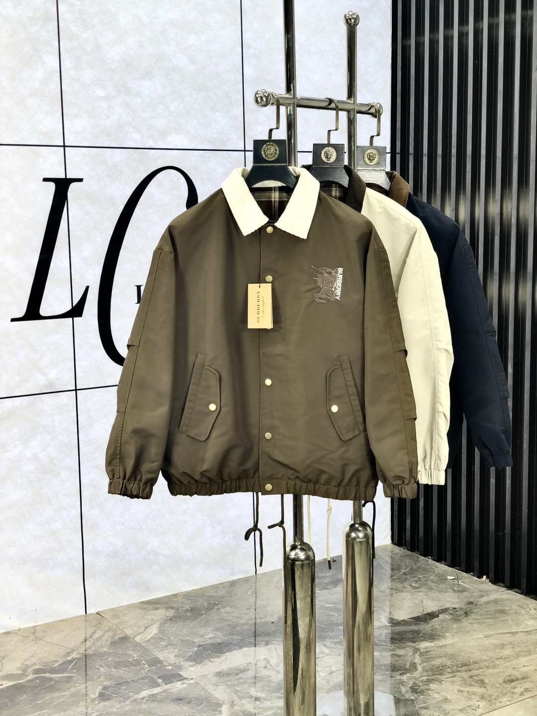 NO:518871,.Burberry. 25 autumn and winter new product is available for sale, casual and daily wear!  The upper body modifies the body, perfectly combines fashion aesthetics with the concept of new urban business and leisure, and the Italian minimalist, capable and outdoor functional styles are the ultimate interpretation, both solemn and harmonious, creating a unique styling item. The overall outline tends to be simple, and the 88 is quite individual and elegant in detail, enriching the overall vision. The wardrobe business and leisure is excellent and has a high attendance rate!  It is hard to come by!  Count m-3XL m wear 175/130, burberry, jackets & coats, jackets & coats, alexander wang19860909.巴宝莉.25秋冬新品发售夹克外套,休闲日常穿搭！上身修饰身形、将时装美学和新都市商务休闲概念完美融合,通体将意式的极简、干练和户外功能性风格极致诠释,亦庄亦谐,塑造出别具一格的造型单品,整体轮廓趋于简约风格,88颇为个性且雅痞的细节处理,丰富了整体视觉.衣橱商务休闲绝佳的高出勤率！可遇而不可求！码数m-3XL m穿175/130,,burberry,jackets & coats,jackets & coats,alexander wang,Men's clothing