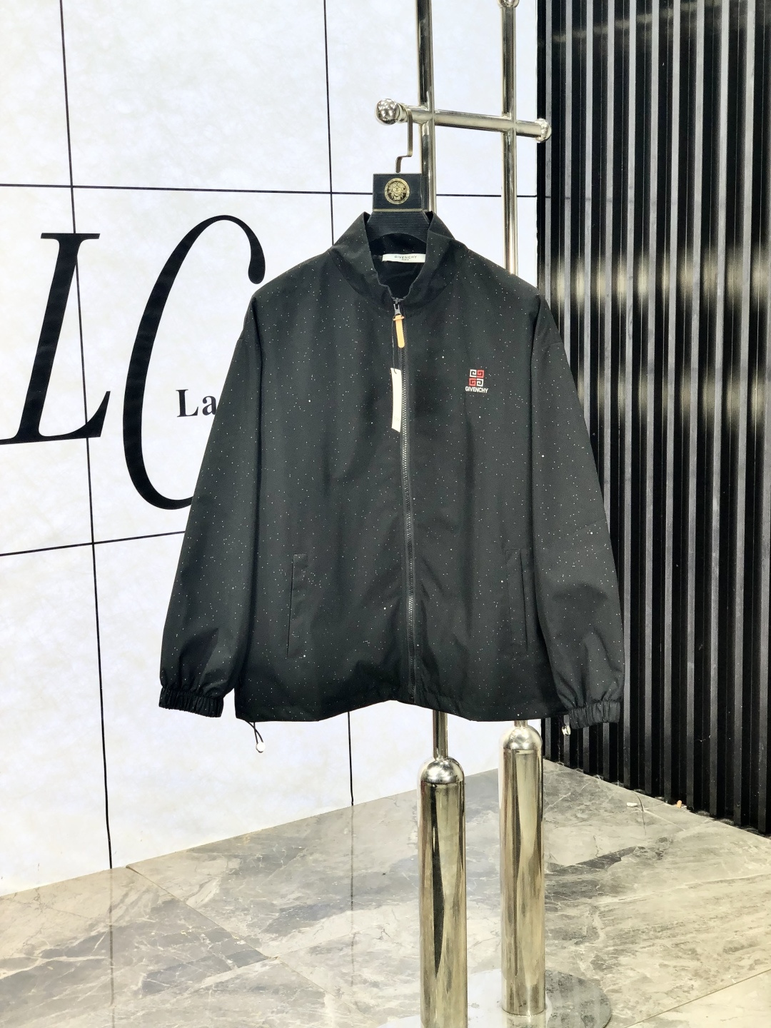 NO:518873,.Givenchy. 25 autumn and winter new product is available for sale, casual and daily wear!  The upper body modifies the body, perfectly combines fashion aesthetics with the concept of new urban business and leisure, and the Italian minimalist, capable and outdoor functional styles are the ultimate interpretation, both solemn and harmonious, creating a unique styling item. The overall outline tends to be simple, and the 88 is quite individual and elegant in detail, enriching the overall vision. The wardrobe business and leisure is excellent and has a high attendance rate!  It is hard to find!  Count m-3XL m wear 175/130, given ,jackets & coats,jackets & coats,alexander wang19860909.纪梵希.25秋冬新品发售夹克外套,休闲日常穿搭！上身修饰身形、将时装美学和新都市商务休闲概念完美融合,通体将意式的极简、干练和户外功能性风格极致诠释,亦庄亦谐,塑造出别具一格的造型单品,整体轮廓趋于简约风格,88颇为个性且雅痞的细节处理,丰富了整体视觉.衣橱商务休闲绝佳的高出勤率！可遇而不可求！码数m-3XL m穿175/130,,givenchy,jackets & coats,jackets & coats,alexander wang,Men's clothing