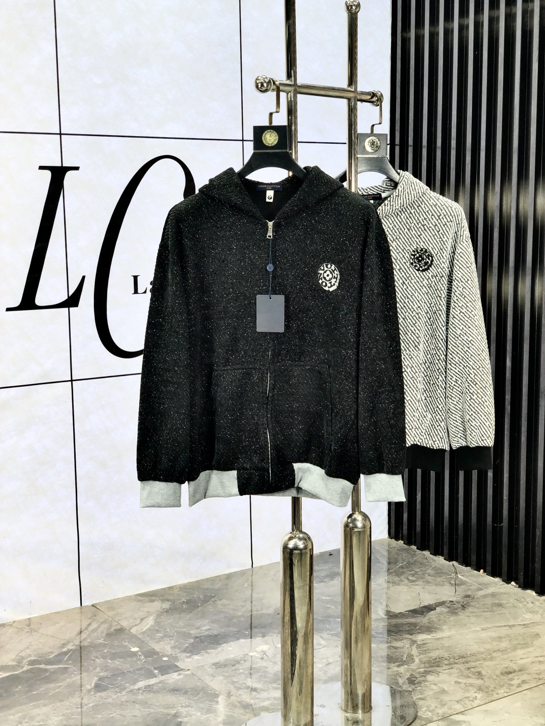 NO:518875,.LV.25 new autumn and winter products are available for knitted jackets, casual and daily wear!  The upper body modifies the body, perfectly combines fashion aesthetics with the concept of new urban business and leisure, and the Italian minimalist, capable and outdoor functional styles are the ultimate interpretation, both solemn and harmonious, creating a unique styling item. The overall outline tends to be simple, and the 88 is quite individual and elegant in detail, enriching the overall vision. The wardrobe business and leisure is excellent and has a high attendance rate!  It is hard to find!  Count m-3XL m wear 175/130, louis vuitton, jackets & coats, jackets & coats, alexander wang19860909.LV.25秋冬新品发售针织夹克外套,休闲日常穿搭！上身修饰身形、将时装美学和新都市商务休闲概念完美融合,通体将意式的极简、干练和户外功能性风格极致诠释,亦庄亦谐,塑造出别具一格的造型单品,整体轮廓趋于简约风格,88颇为个性且雅痞的细节处理,丰富了整体视觉.衣橱商务休闲绝佳的高出勤率！可遇而不可求！码数m-3XL m穿175/130,,louis vuitton,jackets & coats,jackets & coats,alexander wang,Men's clothing