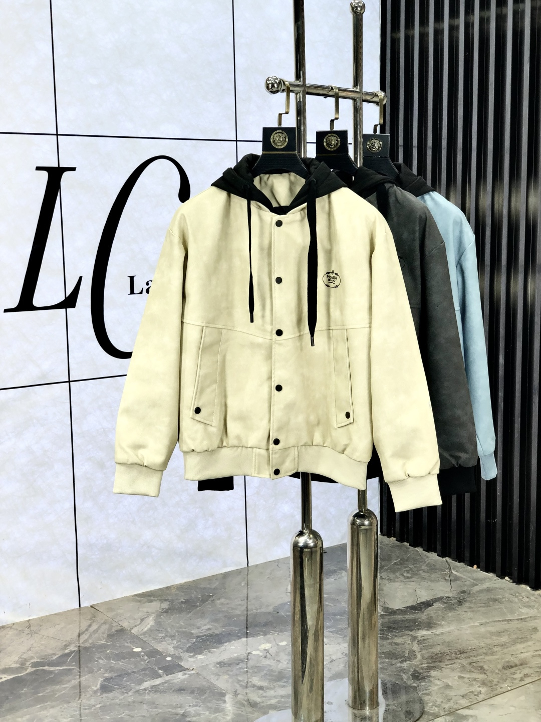 NO:518852,.Prada. 25 autumn and winter new product is available for sale in Napa leather jackets, casual and daily wear!  The upper body modifies the body, perfectly combines fashion aesthetics with the concept of new urban business and leisure, and the Italian minimalist, capable and outdoor functional styles are the ultimate interpretation, both solemn and harmonious, creating a unique styling item. The overall outline tends to be simple, and the 88 is quite individual and elegant in detail, enriching the overall vision. The wardrobe business and leisure is excellent and has a high attendance rate!  It is hard to find!  Count m-3XL m wear 175/130, prada, jackets & coats, jackets & coats, alexander wang19860909.普拉达.25秋冬新品发售Napa皮夹克外套,休闲日常穿搭！上身修饰身形、将时装美学和新都市商务休闲概念完美融合,通体将意式的极简、干练和户外功能性风格极致诠释,亦庄亦谐,塑造出别具一格的造型单品,整体轮廓趋于简约风格,88颇为个性且雅痞的细节处理,丰富了整体视觉.衣橱商务休闲绝佳的高出勤率！可遇而不可求！码数m-3XL m穿175/130,,prada,jackets & coats,jackets & coats,alexander wang,Men's clothing