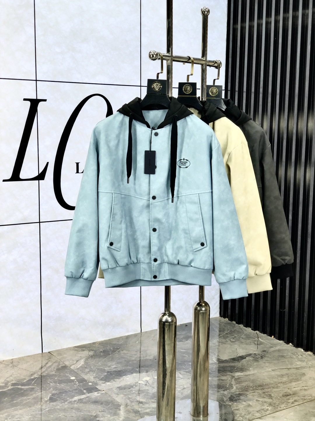 NO:518855,.Prada. 25 autumn and winter new product is available for sale in napa leather jackets, casual and daily wear!  The upper body modifies the body, perfectly combines fashion aesthetics with the concept of new urban business and leisure, and the Italian minimalist, capable and outdoor functional styles are the ultimate interpretation, both solemn and harmonious, creating a unique styling item. The overall outline tends to be simple, and the 88 is quite individual and elegant in detail, enriching the overall vision. The wardrobe business and leisure is excellent and has a high attendance rate!  It is hard to find!  Count m-3XL m wear 175/130, prada, jackets & coats, jackets & coats, alexander wang19860909.普拉达.25秋冬新品发售napa皮夹克外套,休闲日常穿搭！上身修饰身形、将时装美学和新都市商务休闲概念完美融合,通体将意式的极简、干练和户外功能性风格极致诠释,亦庄亦谐,塑造出别具一格的造型单品,整体轮廓趋于简约风格,88颇为个性且雅痞的细节处理,丰富了整体视觉.衣橱商务休闲绝佳的高出勤率！可遇而不可求！码数m-3XL m穿175/130,,prada,jackets & coats,jackets & coats,alexander wang,Men's clothing