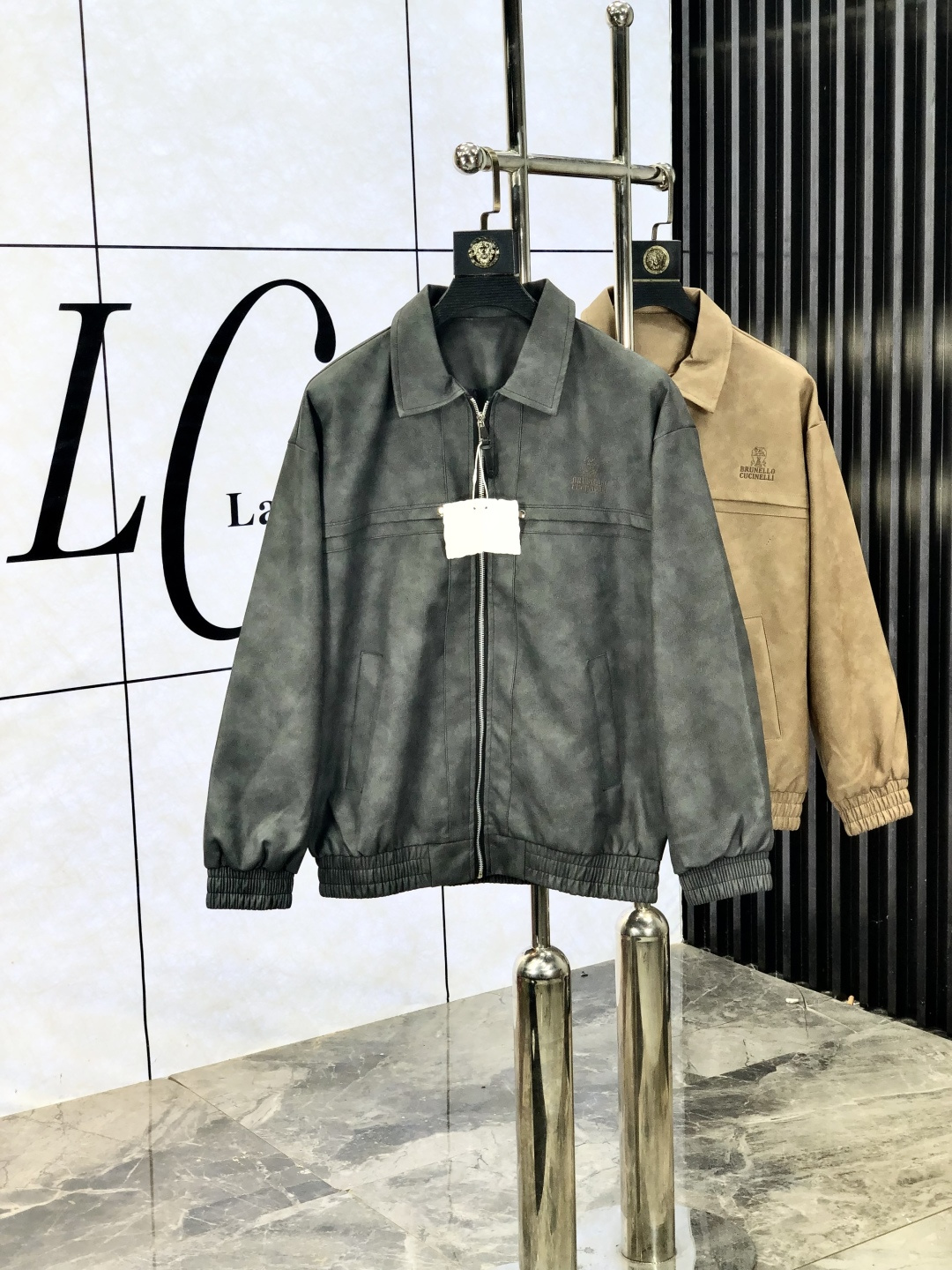 NO:518861,.Bc.25 new autumn and winter products are available for sale in napa leather jackets, casual and daily wear!  The upper body modifies the body, perfectly combines fashion aesthetics with the concept of new urban business and leisure, and the Italian minimalist, capable and outdoor functional styles are the ultimate interpretation, both solemn and harmonious, creating a unique styling item. The overall outline tends to be simple, and the 88 is quite individual and elegant in detail, enriching the overall vision. The wardrobe business and leisure is excellent and has a high attendance rate!  It is hard to come by!  Count m-3XL m wear 175/130,,jackets & coats,jackets & coats,alexander wang19860909.Bc.25秋冬新品发售napa皮夹克外套,休闲日常穿搭！上身修饰身形、将时装美学和新都市商务休闲概念完美融合,通体将意式的极简、干练和户外功能性风格极致诠释,亦庄亦谐,塑造出别具一格的造型单品,整体轮廓趋于简约风格,88颇为个性且雅痞的细节处理,丰富了整体视觉.衣橱商务休闲绝佳的高出勤率！可遇而不可求！码数m-3XL m穿175/130,,jackets & coats,jackets & coats,alexander wang,Men's clothing